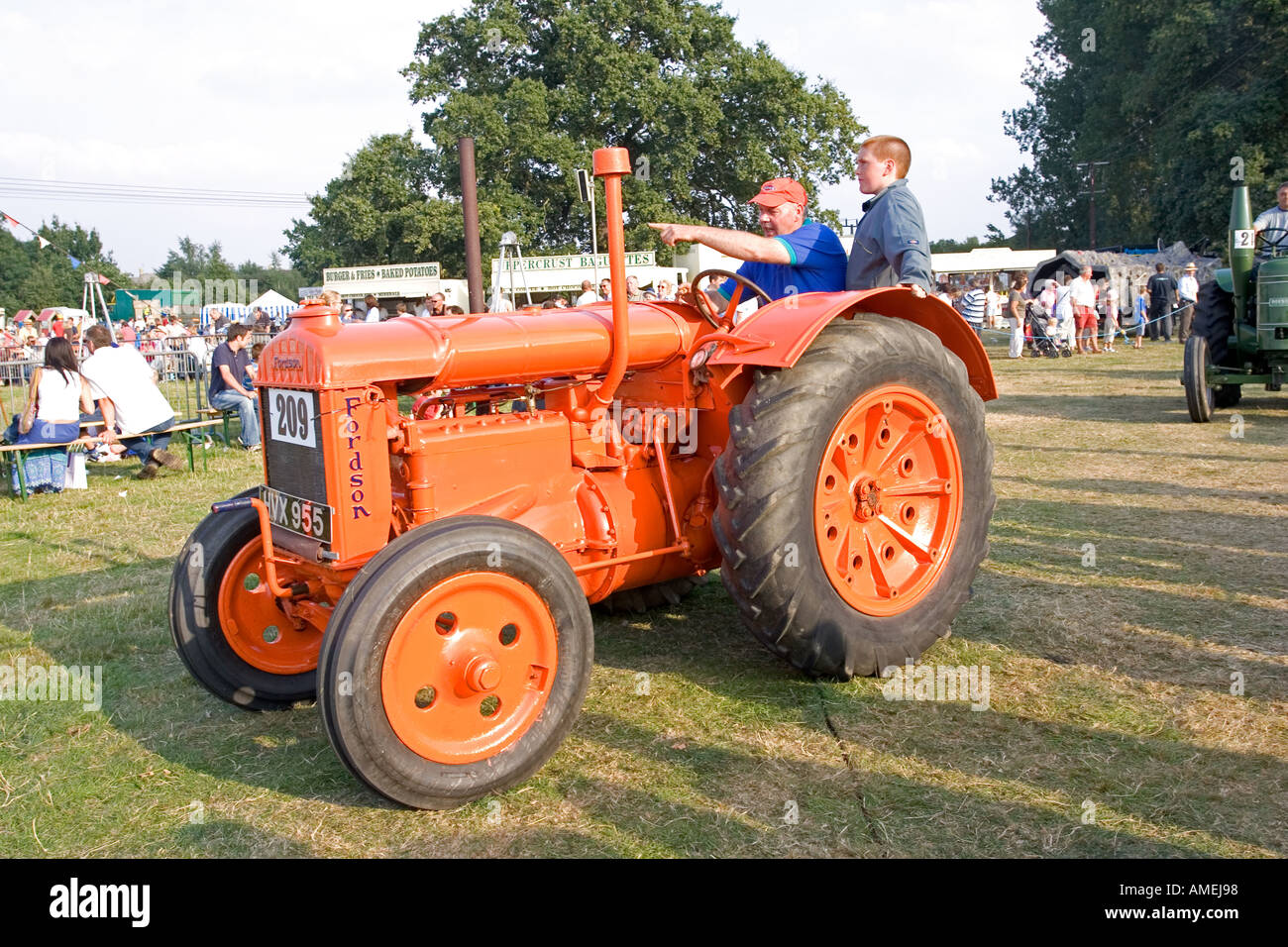 Vecchio vintage orange Fordson trattore a Moreton in Marsh spettacolo agricolo Settembre 2005 Costwolds REGNO UNITO Foto Stock