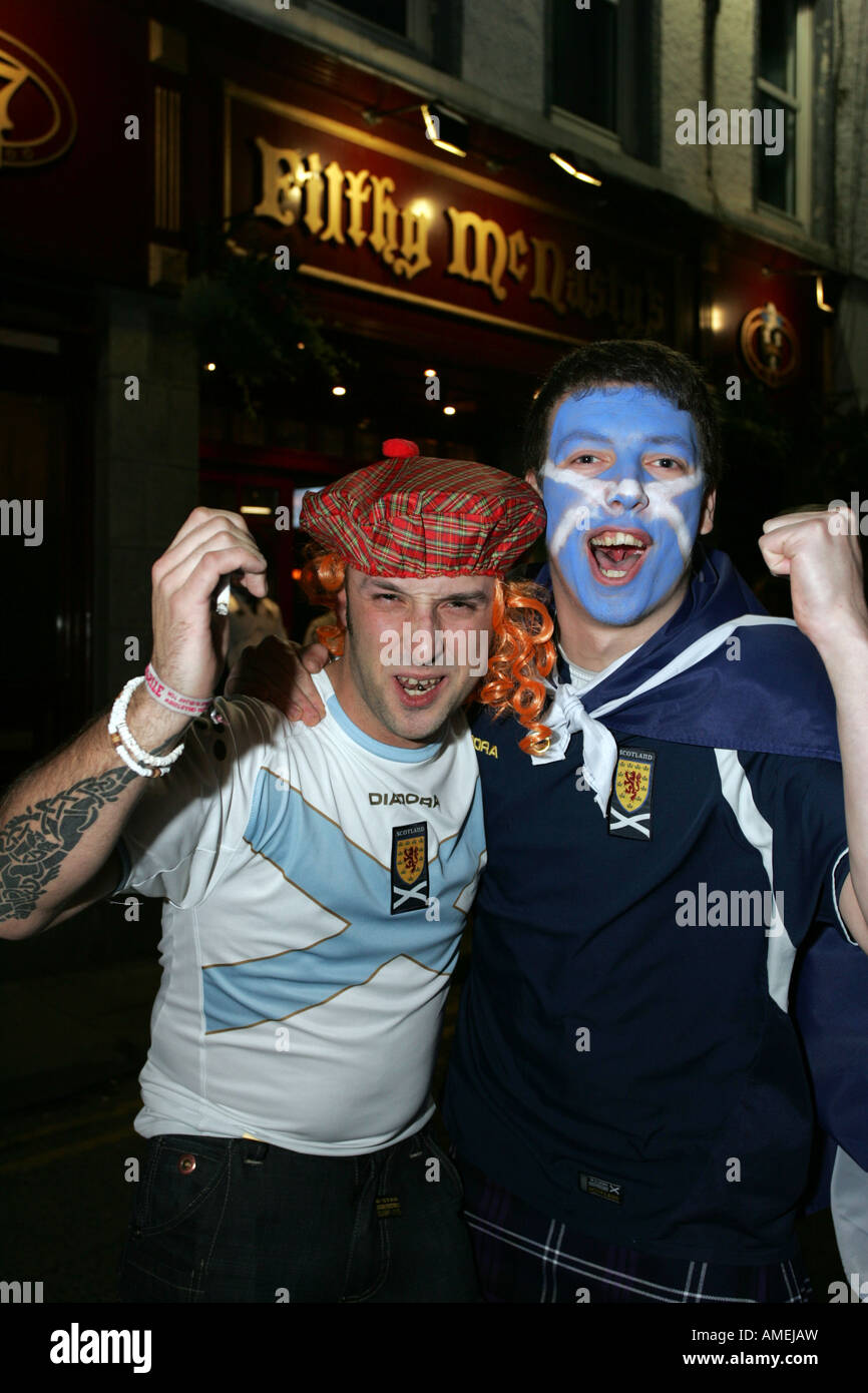 Scottish Football Fans tifo con emozione dopo aver guardato il loro gioco di squadra in televisione in un pub in Aberdeen, Scozia, Regno Unito Foto Stock