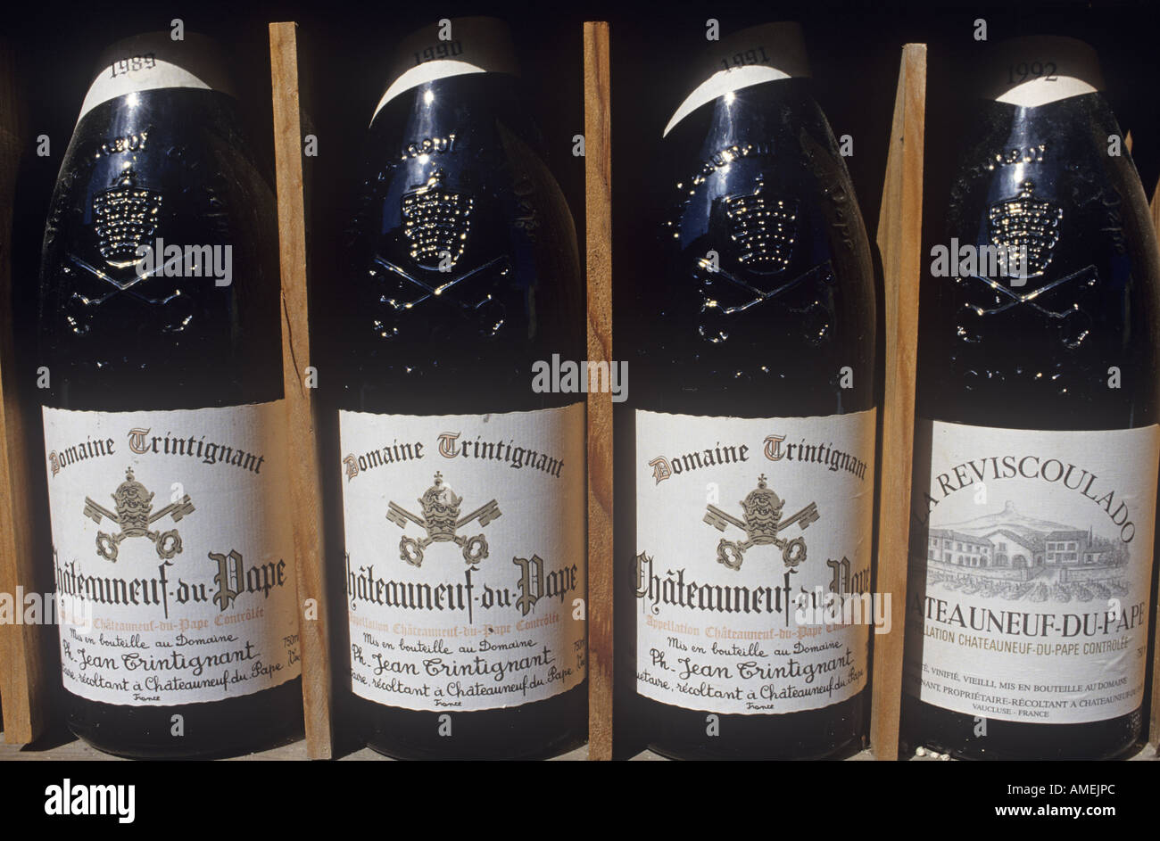 Diversi flaconi etichettati per identificare la provenienza e autenticità del loro contenuto del vino noto come Chateauneuf du Pape prodotte a partire dal XIV secolo nella piccola città provenzale da cui ha preso il suo nome Foto Stock
