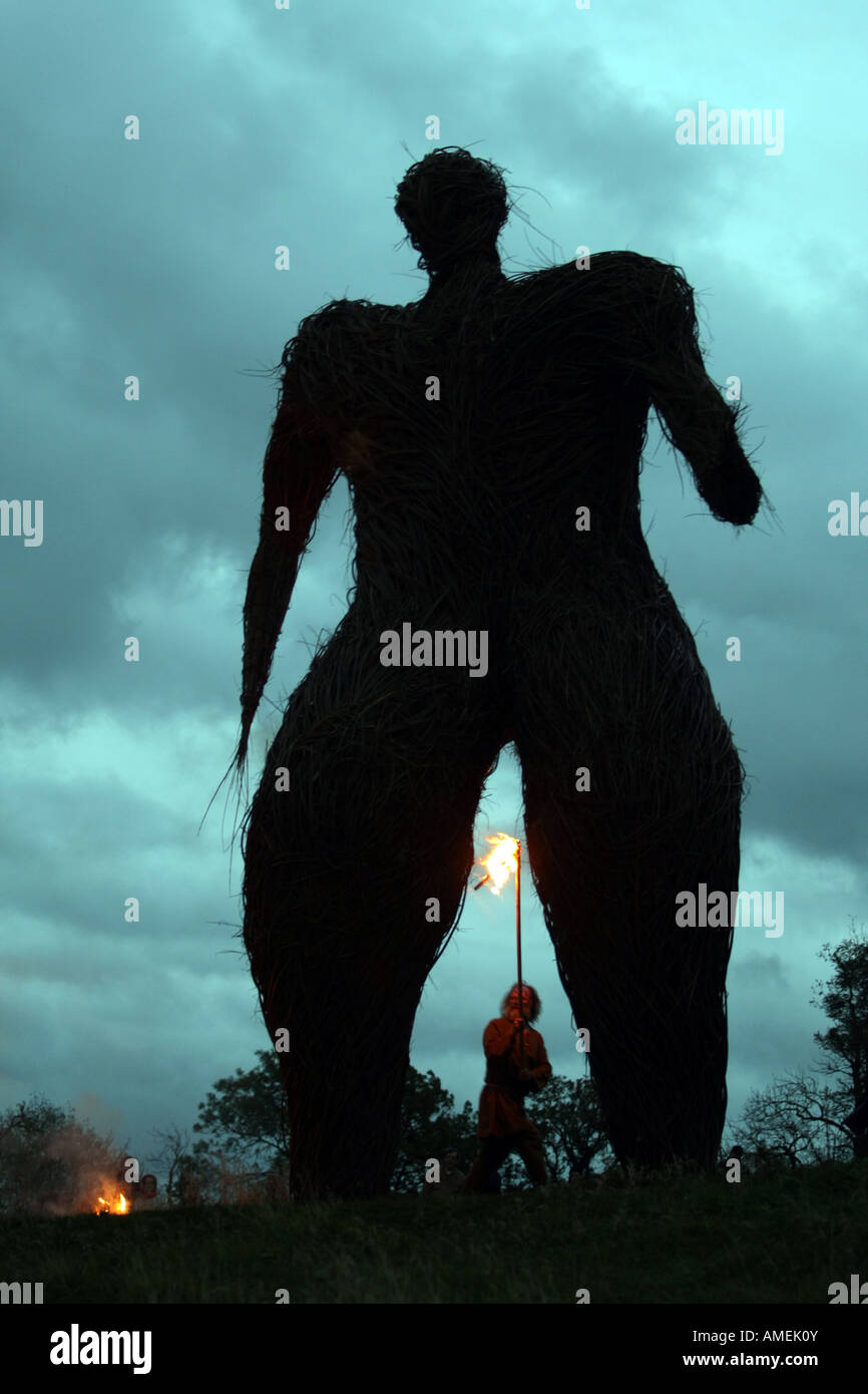La masterizzazione del vimine uomo cerimonia al Archaeolink in Aberdeenshire, Scotland, Regno Unito Foto Stock