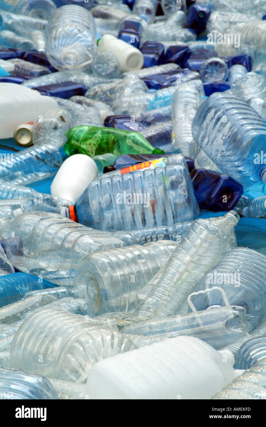 Le bottiglie di plastica contenitori per il riciclaggio del programma Foto Stock