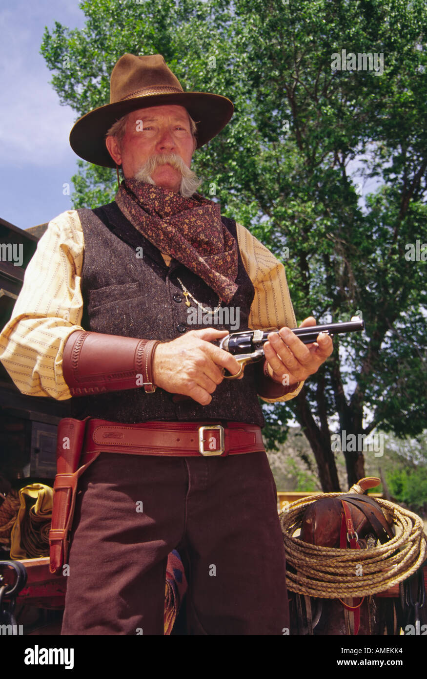 Signor 0499 Cowboy, Gunslinger e Chuck wagon cook Wayne Slinkard, a Lincoln conservazione storica settimana a Lincoln, Nuovo Messico. Foto Stock