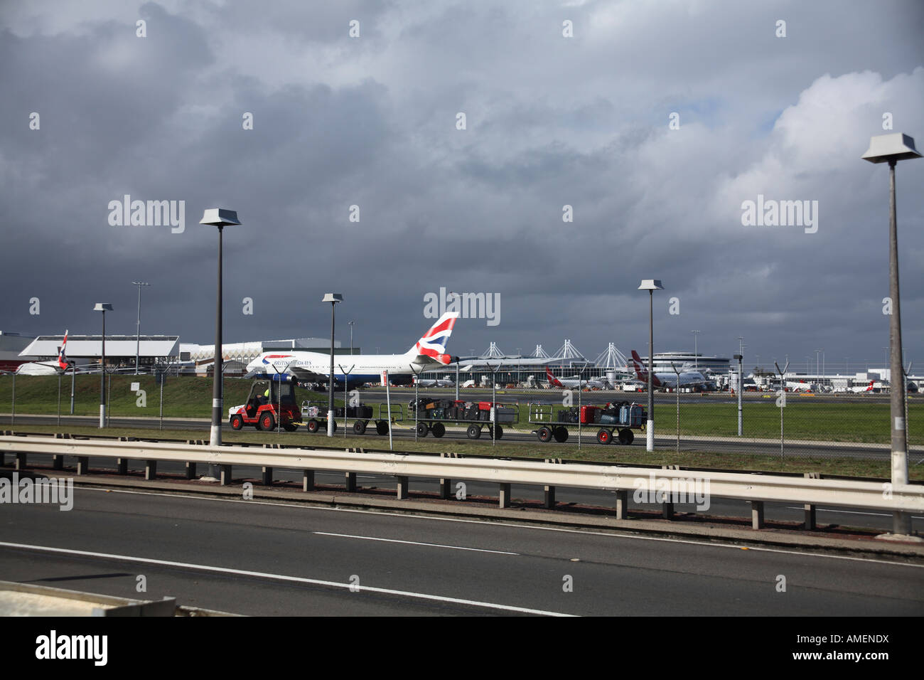 Airport Baggage handler'Aeroporto Kingsford Smith di Sydney Australia Foto Stock