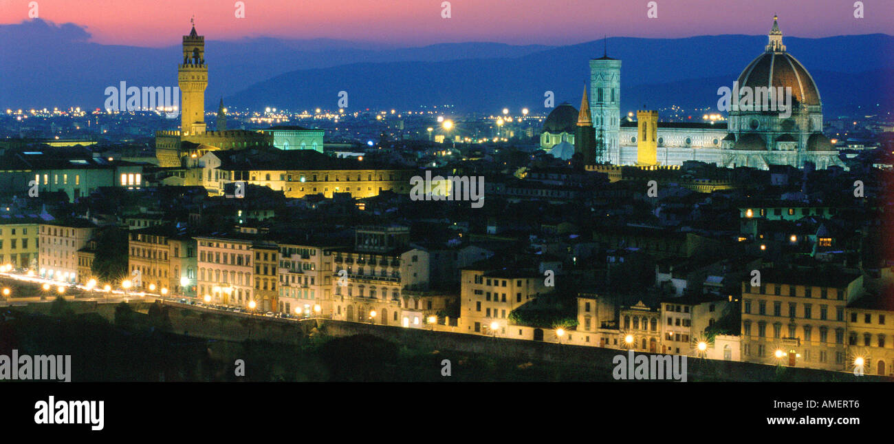 Città al crepuscolo Firenze, Toscana, Italia Foto Stock