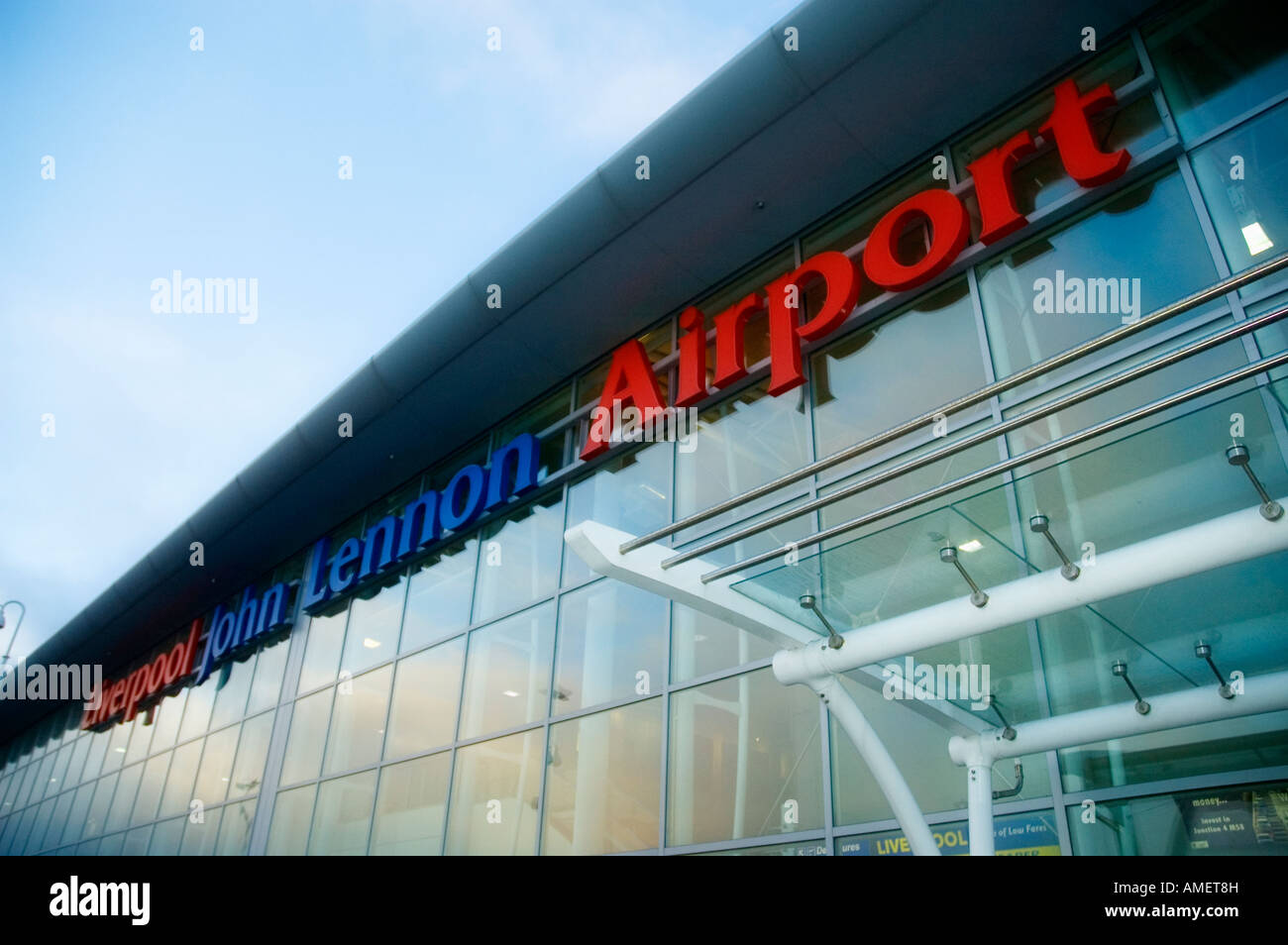 Vista esterna l'Aeroporto John Lennon di Liverpool Foto Stock
