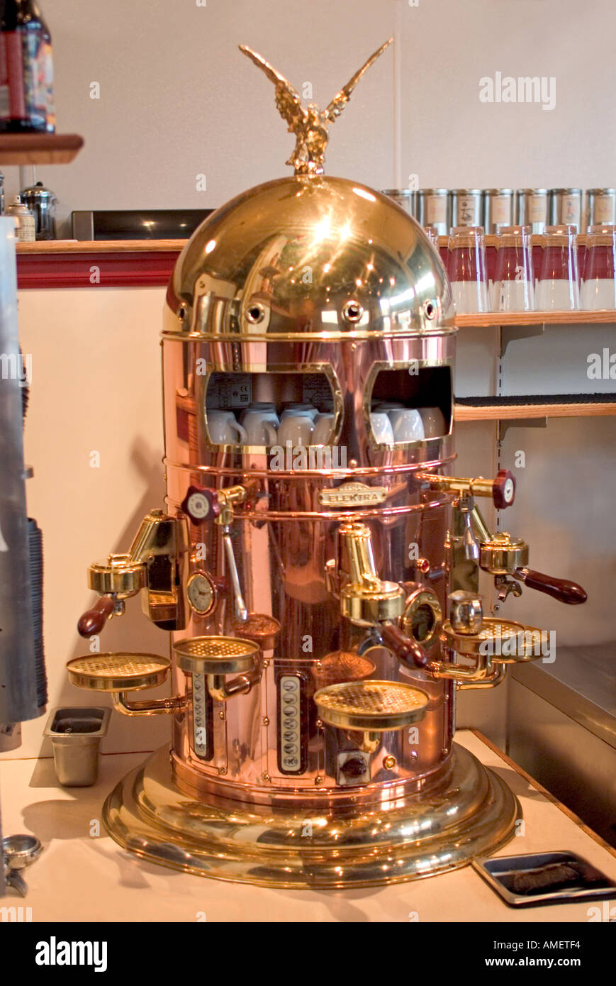 Bellissimo il rame macchina espresso in un cafe Foto Stock