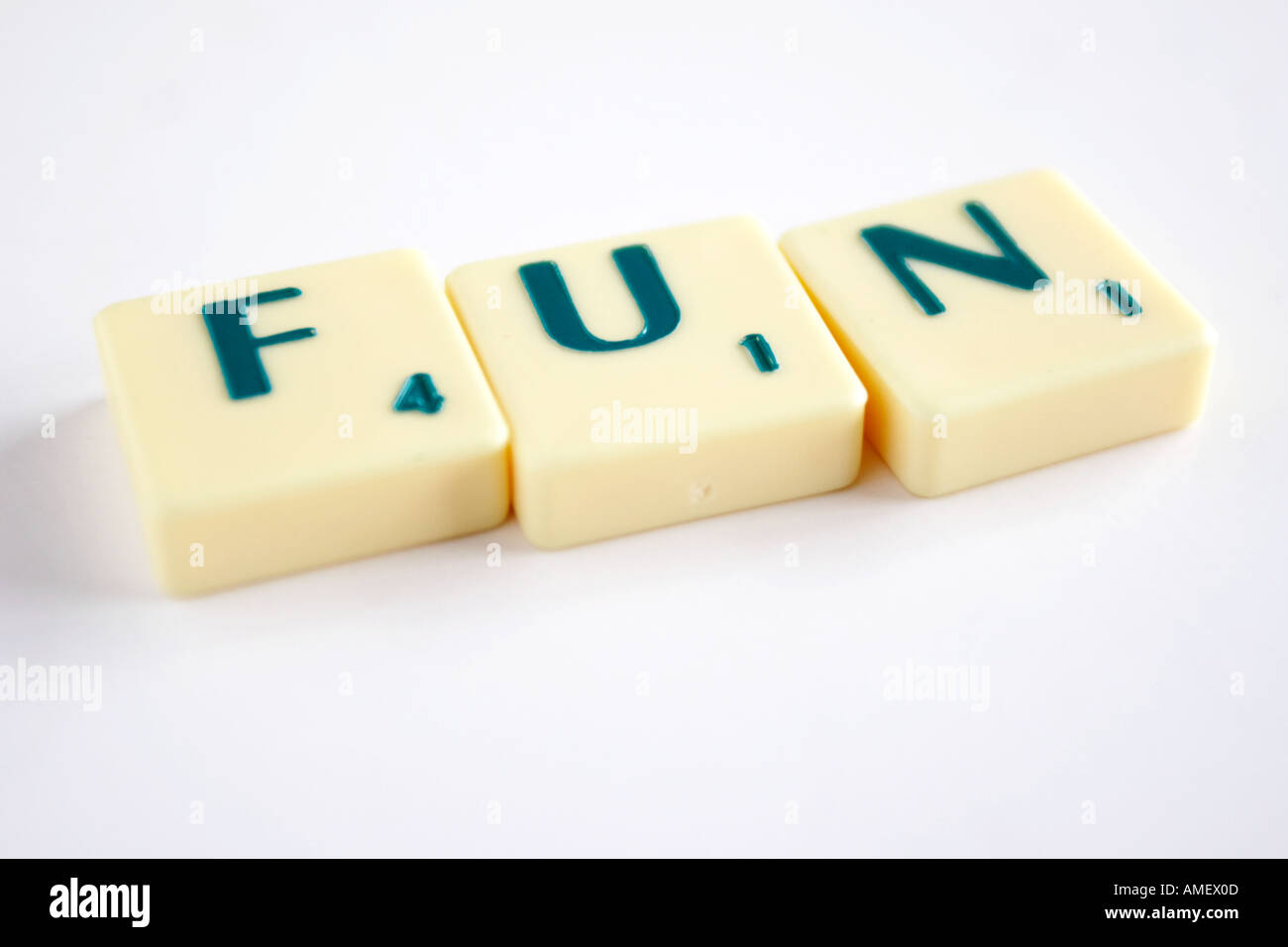 Scrabble lettere che compongono la parola divertimento Foto Stock