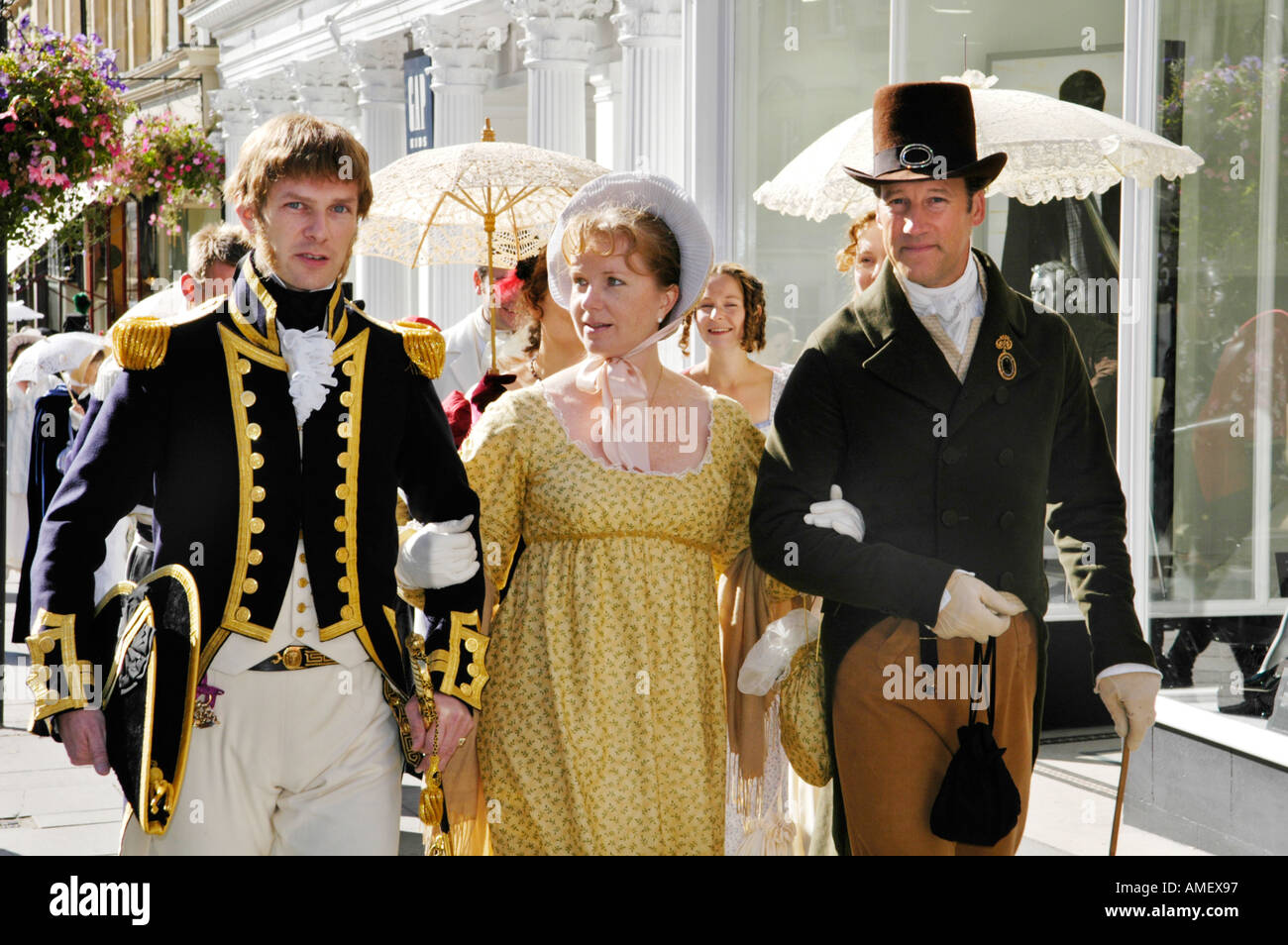 Georgian sfilata in costume per lanciare il Jane Austen Festival nella città di Bath England Regno Unito GB Foto Stock