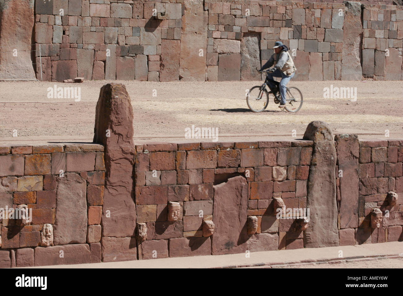 Tiwanaku è un importante precolombiana sito archeologico in western Bolivia. Tiwanaku è riconosciuto da studiosi andina come uno dei più importanti precursori dell'impero Inca, fiorente come il rituale e la capitale amministrativa di un grande potere statale per circa cinquecento anni. Le rovine della città sono stato vicino a sud-est del lago Titicaca, circa 72 km (44 miglia) ad ovest di La Paz in Bolivia. Foto Stock