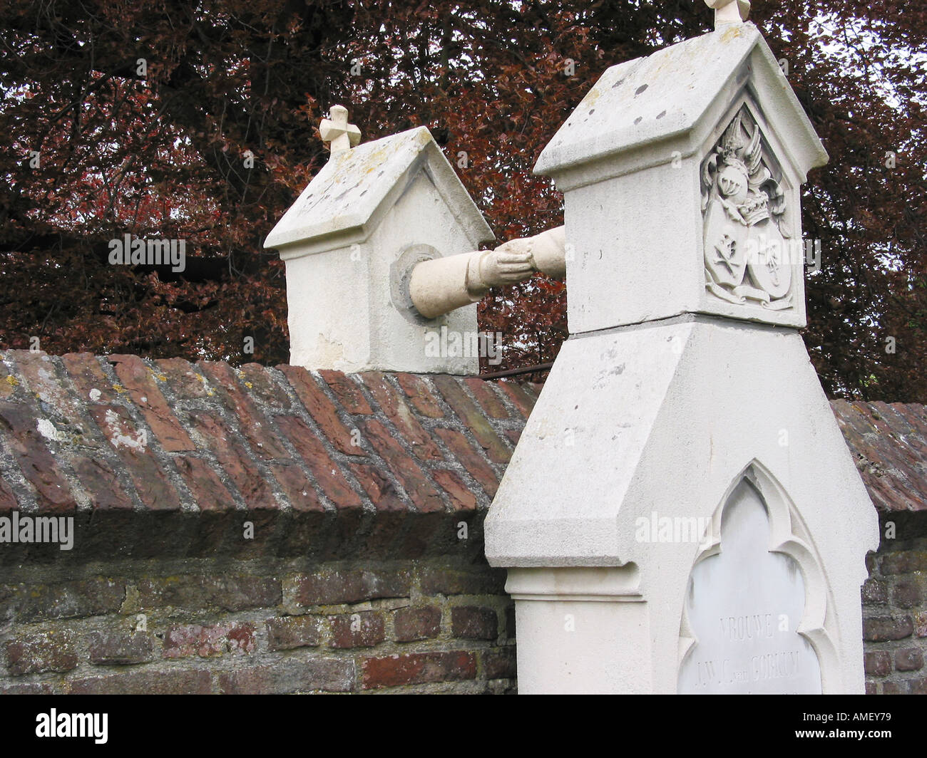 Due mani di raggiungere oltre il cortile della chiesa muro a Het Oude Kerkhof Roermond Paesi Bassi Foto Stock