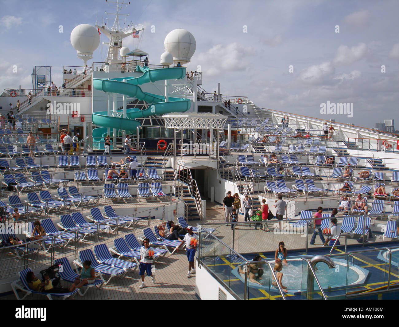 Sun deck del carnevale trionfo nave da crociera nel porto di Miami Foto Stock