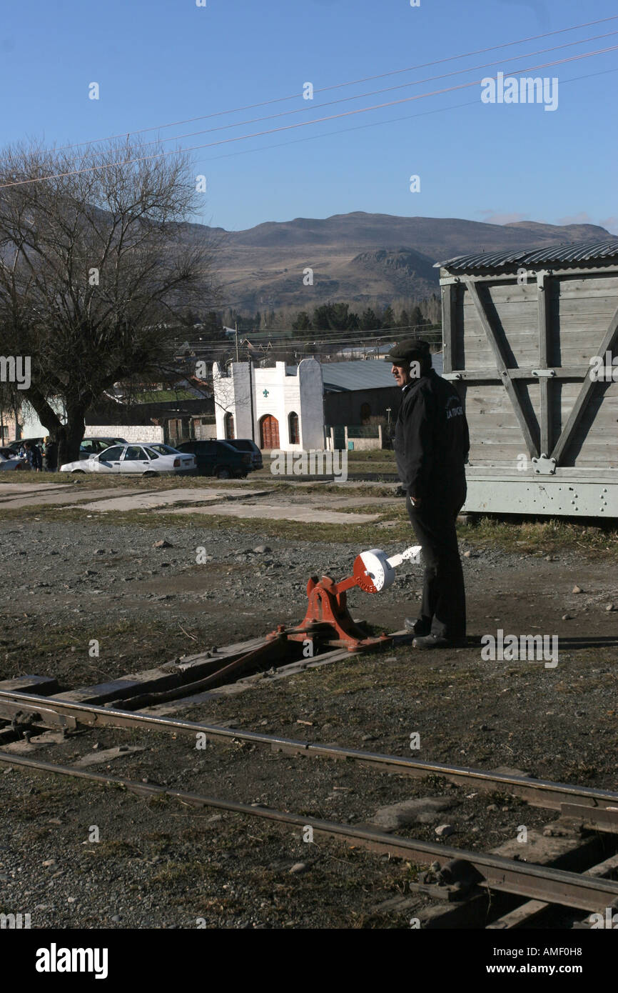 Il vecchio treno a vapore La Trochita operatore nella stazione della città di Esquel, Chubut, Patagonia, Argentina. Egli è in procinto di cambiare t Foto Stock