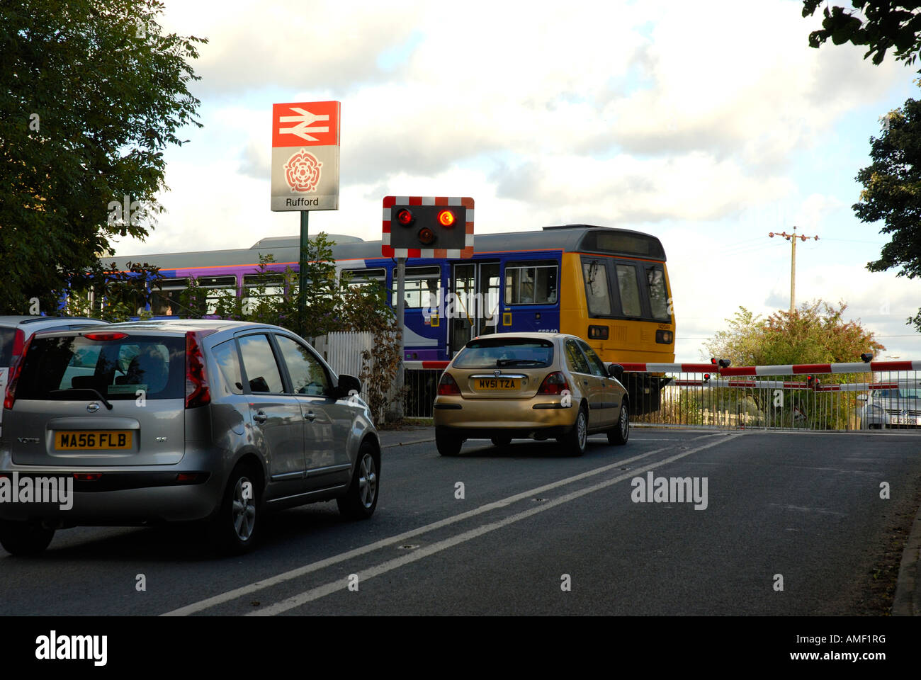 Un treno su un livello-crossing, Rufford, Lancashire Foto Stock