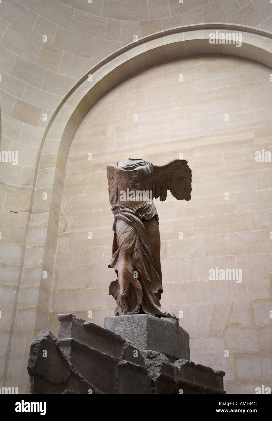 La Vittoria Alata di Samotracia, chiamato anche la Nike di Samotracia statua  a Louvre Parigi Foto stock - Alamy