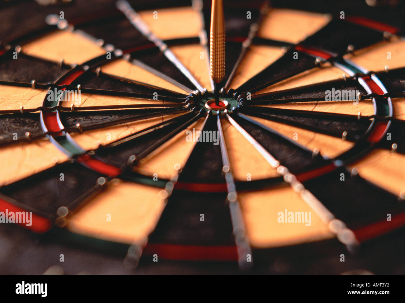 Close-Up del Dart in Bull-occhio Dartboard Foto Stock