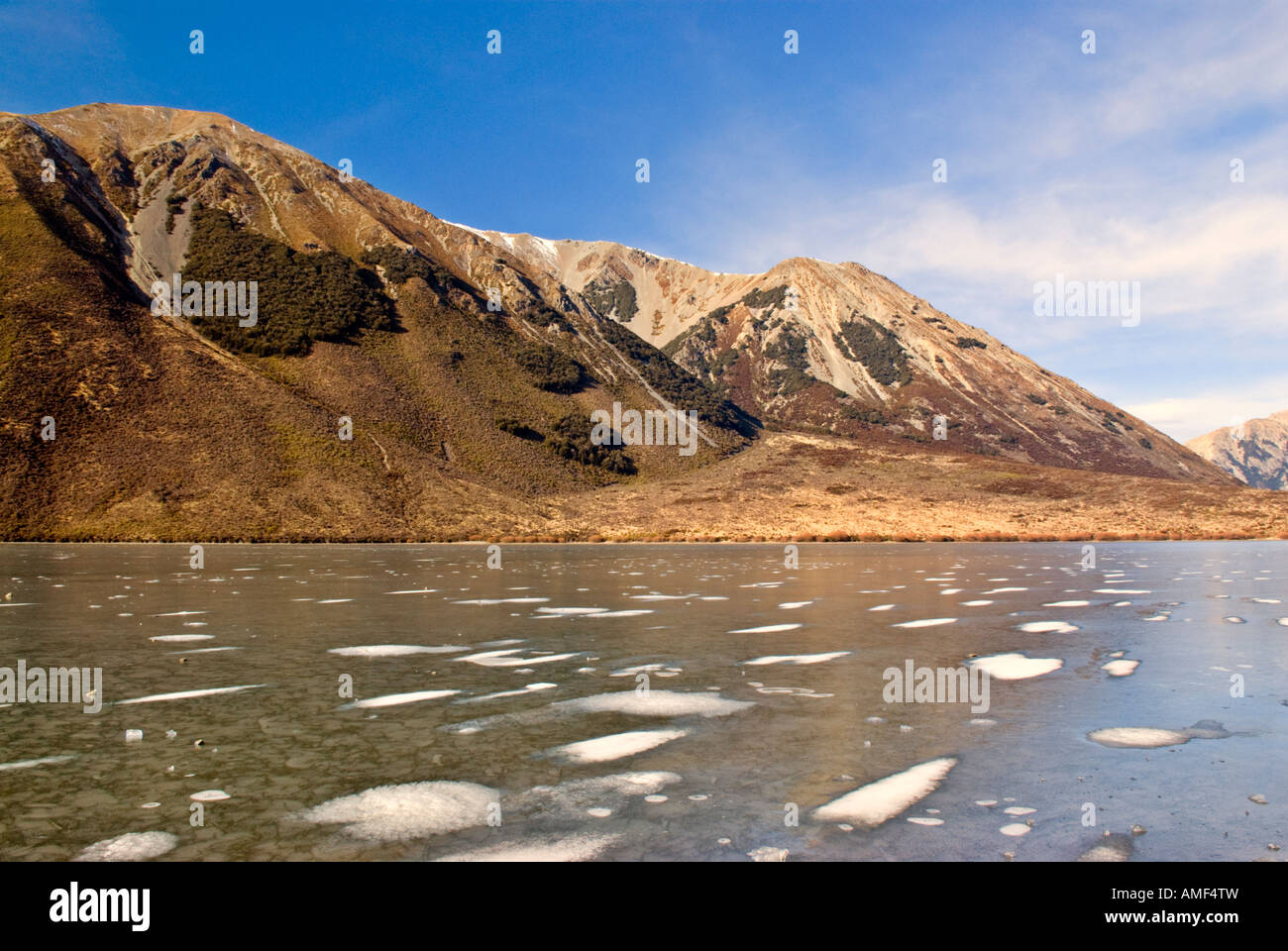 Parzialmente congelati Lago Pearson, Nuova Zelanda, Canterbury Foto Stock