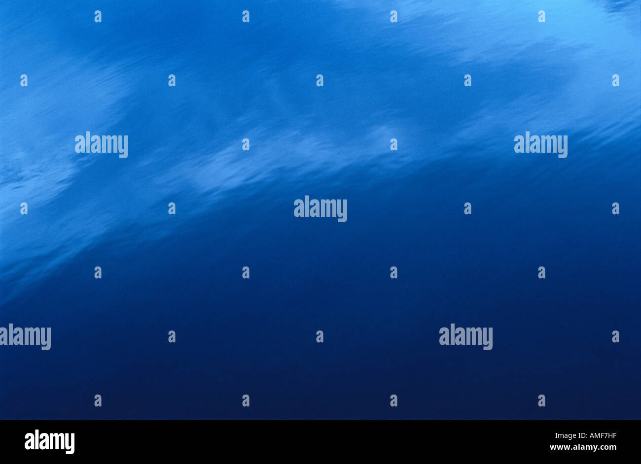 La riflessione del Cielo e nubi sull'acqua Foto Stock