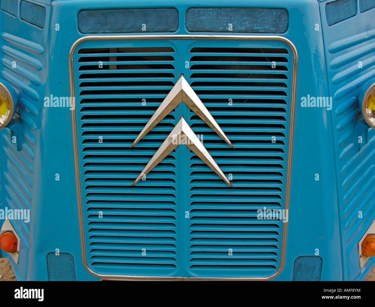 Dettaglio da oldtimer van con calandra con l'emblema per la Citroen Foto Stock
