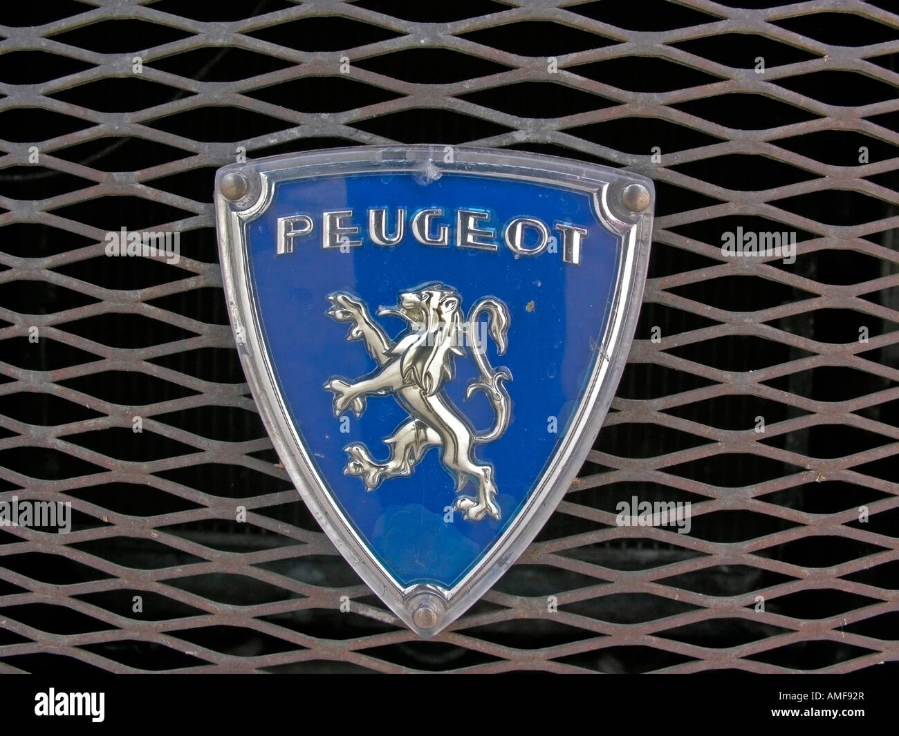 Dettaglio da oldtimer auto con calandra con l'emblema per la Peugeot Foto Stock