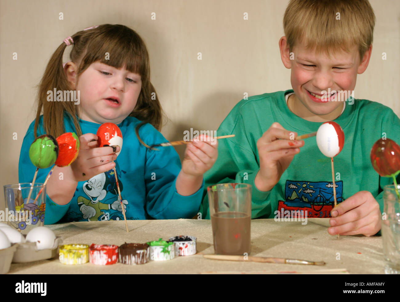 Ritratto di un giovane ragazzo e una ragazza di colorare le uova di Pasqua Foto Stock