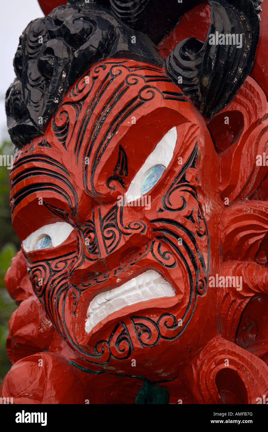 Pou (Totem),Wairakei terrazze Villaggio Maori, Taupo, Isola del nord, Nuova Zelanda. Questo feroce cercando rappresenta il dio della guerra. Foto Stock