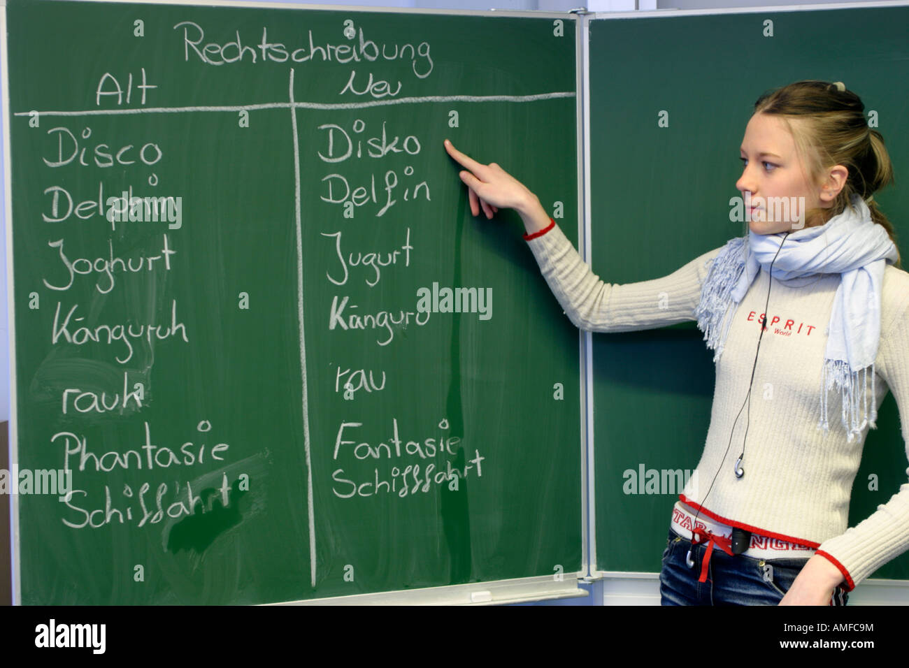 Una ragazza ha scritto parole tedesche secondo nuove regole di ortografia sulla scheda a scuola Foto Stock