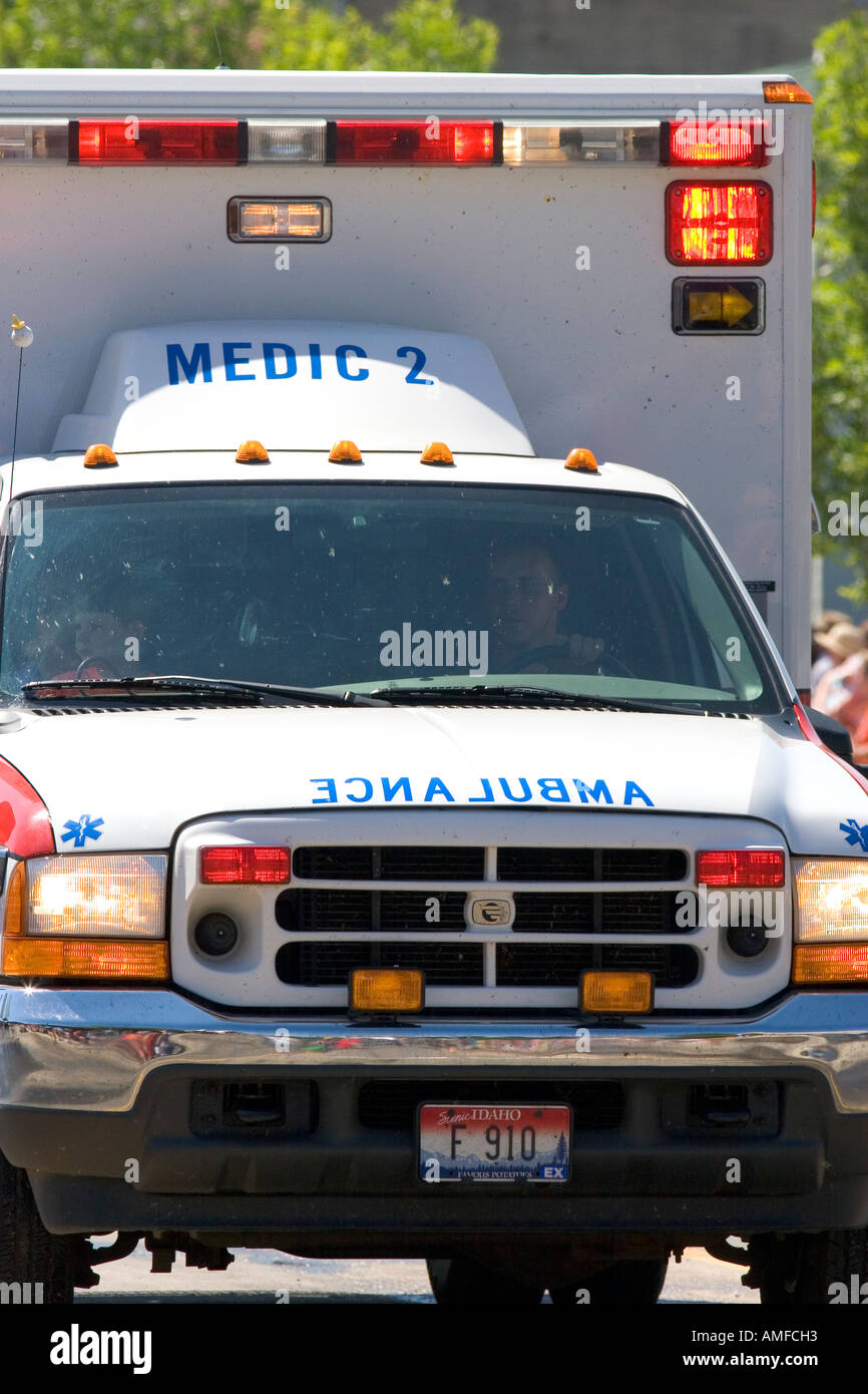 Ambulance guida in una piccola cittadina a quarto di luglio sfilata in cascata, Idaho. Foto Stock