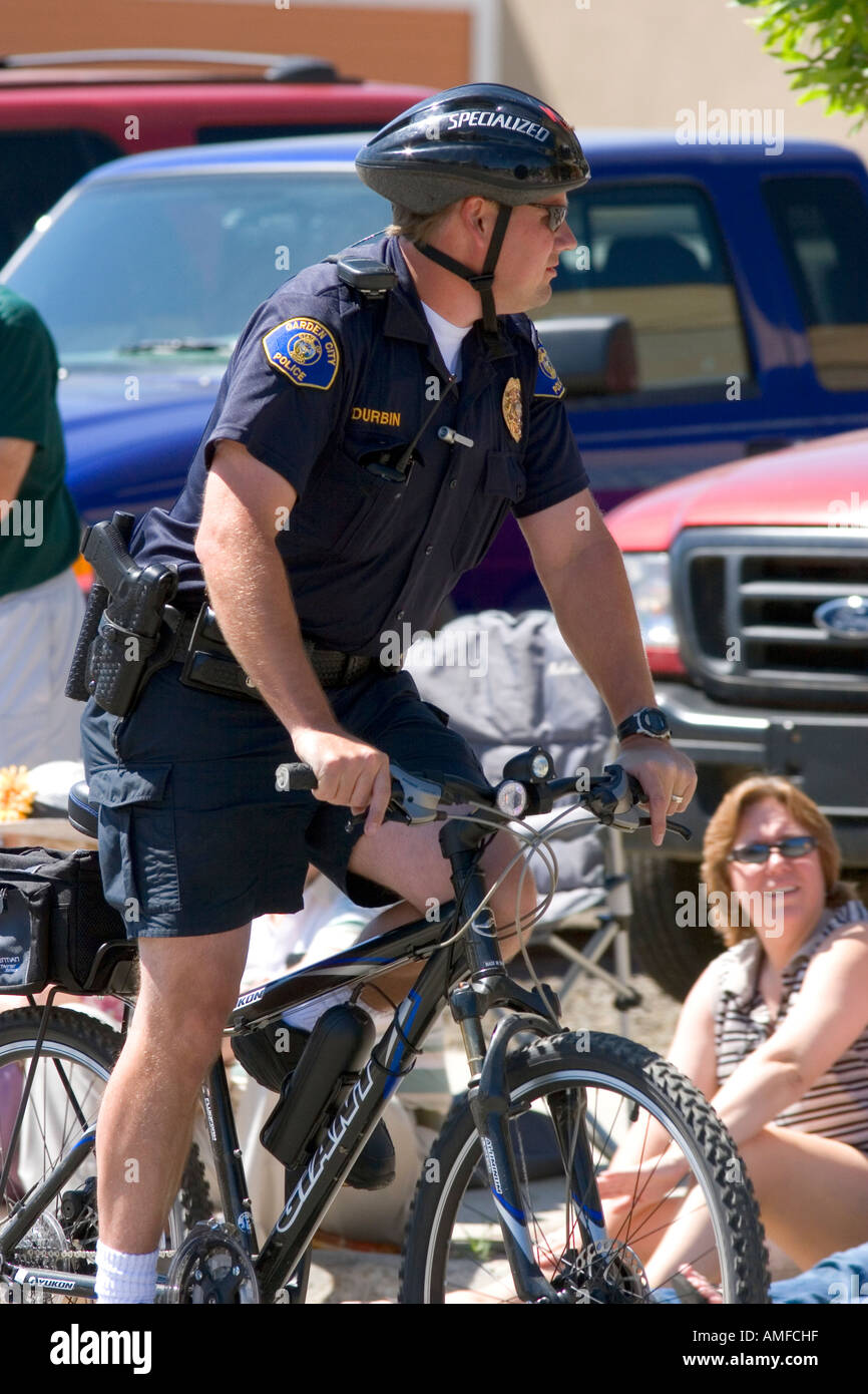 Funzionario di polizia su una bicicletta in una piccola città quarta di luglio sfilata in cascata, Idaho. Foto Stock