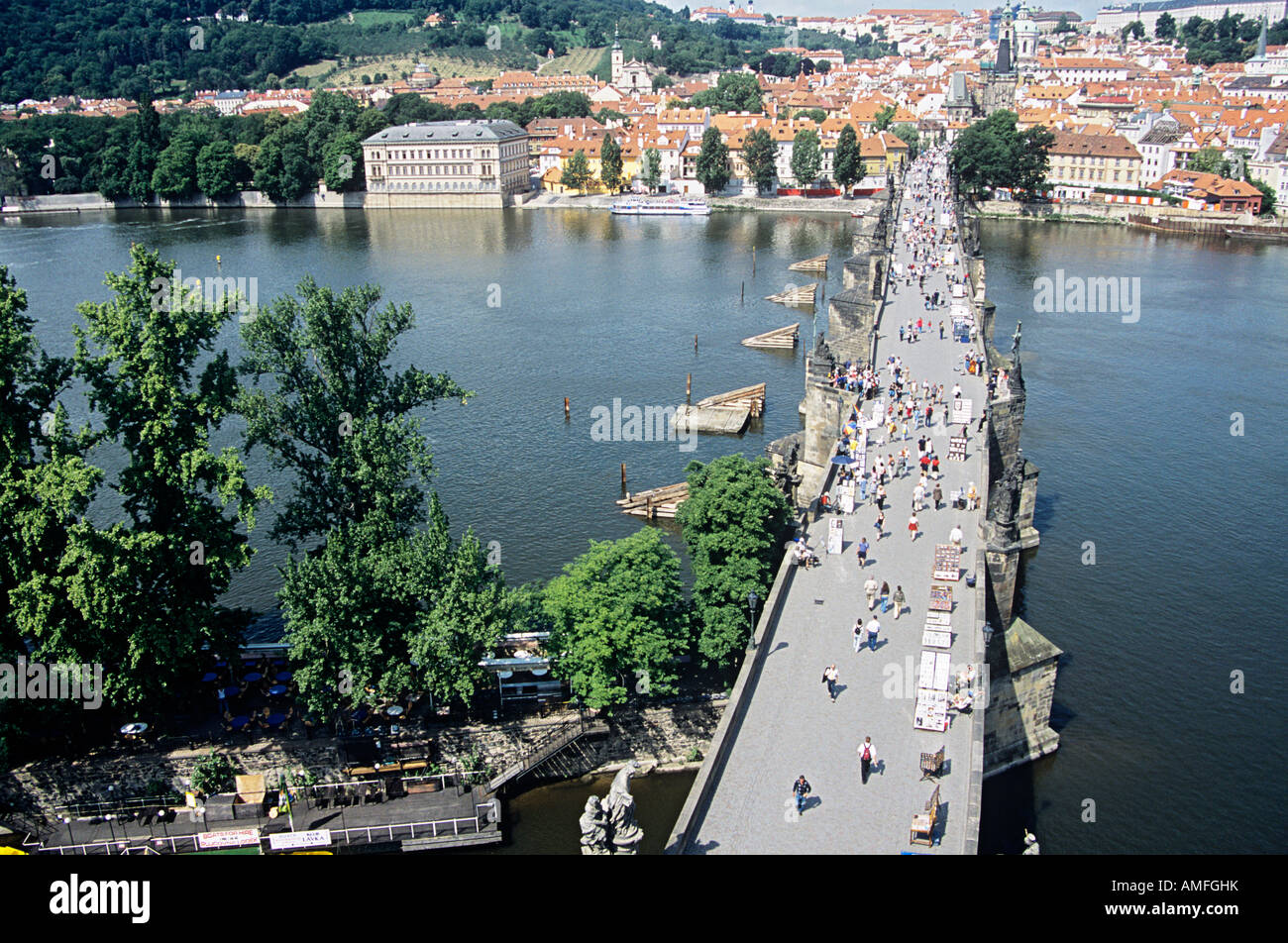 Charles Bridge, Karluv la maggior parte del fiume Moldava, visto dalla torre del ponte della Città Vecchia di Praga, Repubblica Ceca Foto Stock