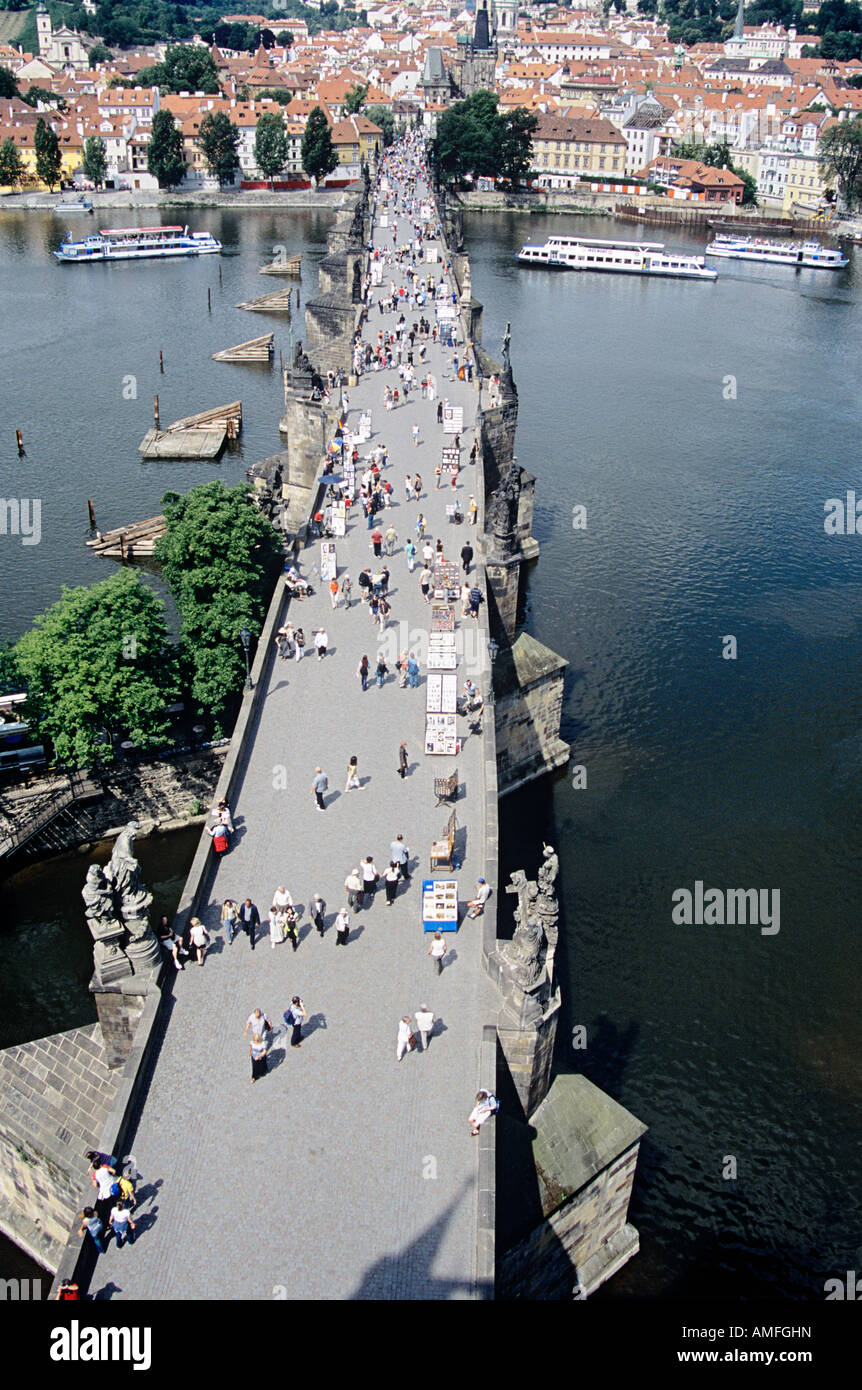 Charles Bridge, Karluv la maggior parte del fiume Moldava, visto dalla torre del ponte della Città Vecchia di Praga, Repubblica Ceca Foto Stock