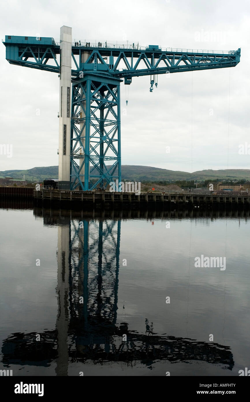Titan Crane si riflette nel Clyde sul sito dell'ex John Brown Engineering Clydebank Glasgow Scotland Europa Foto Stock