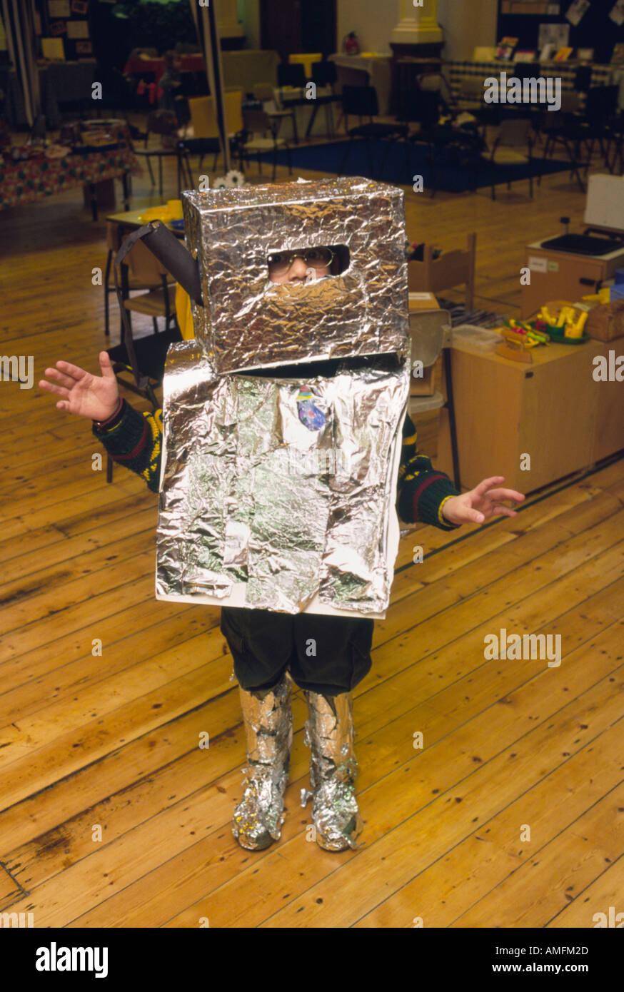La scuola materna di ragazzo in un costume da robot Foto Stock