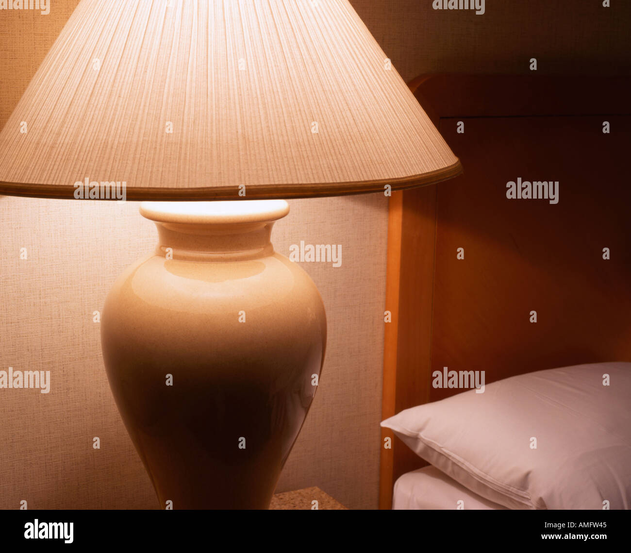Lampada e letto in hotel Foto Stock