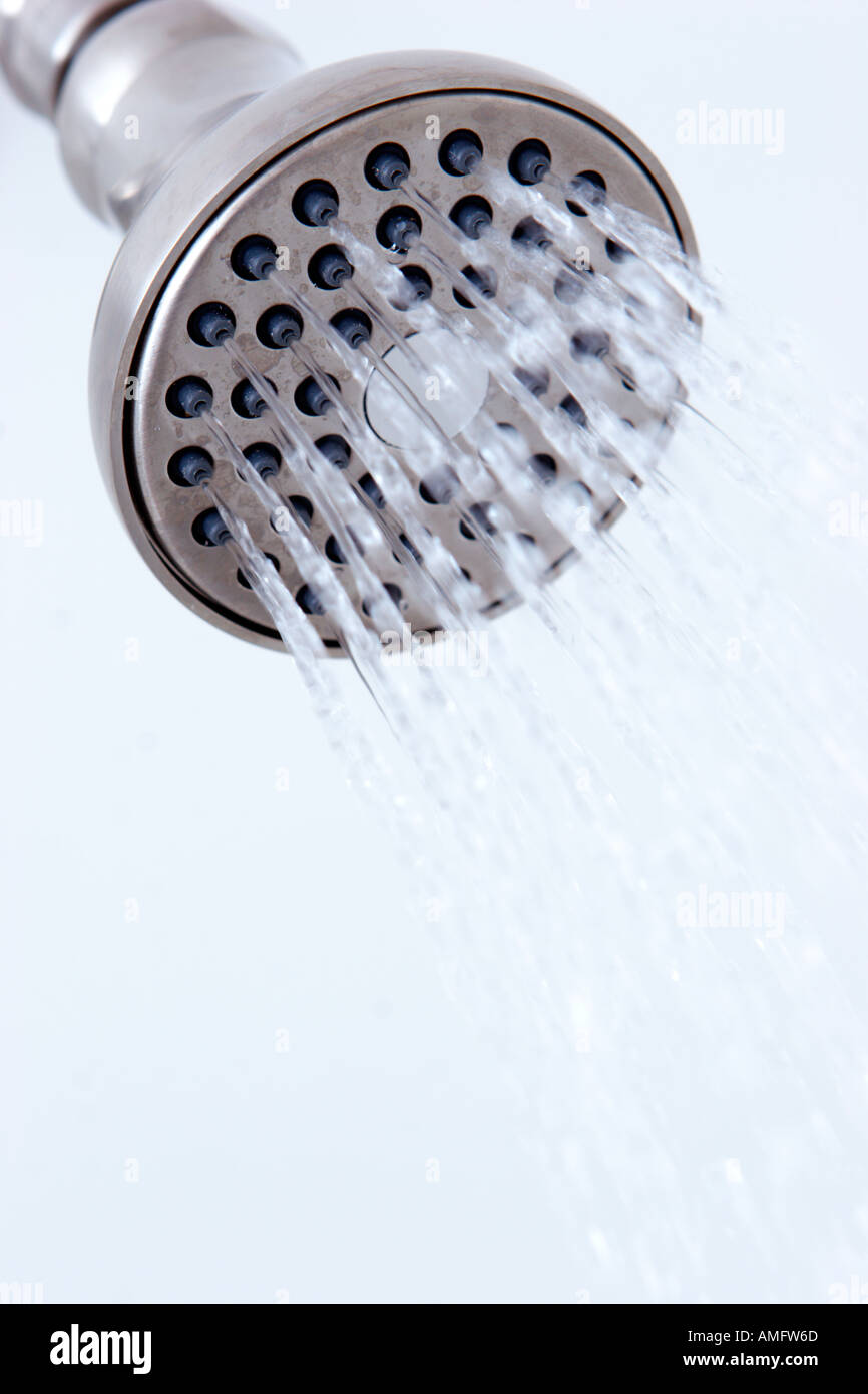 La spruzzatura di acqua al di fuori della testa di doccia Foto Stock