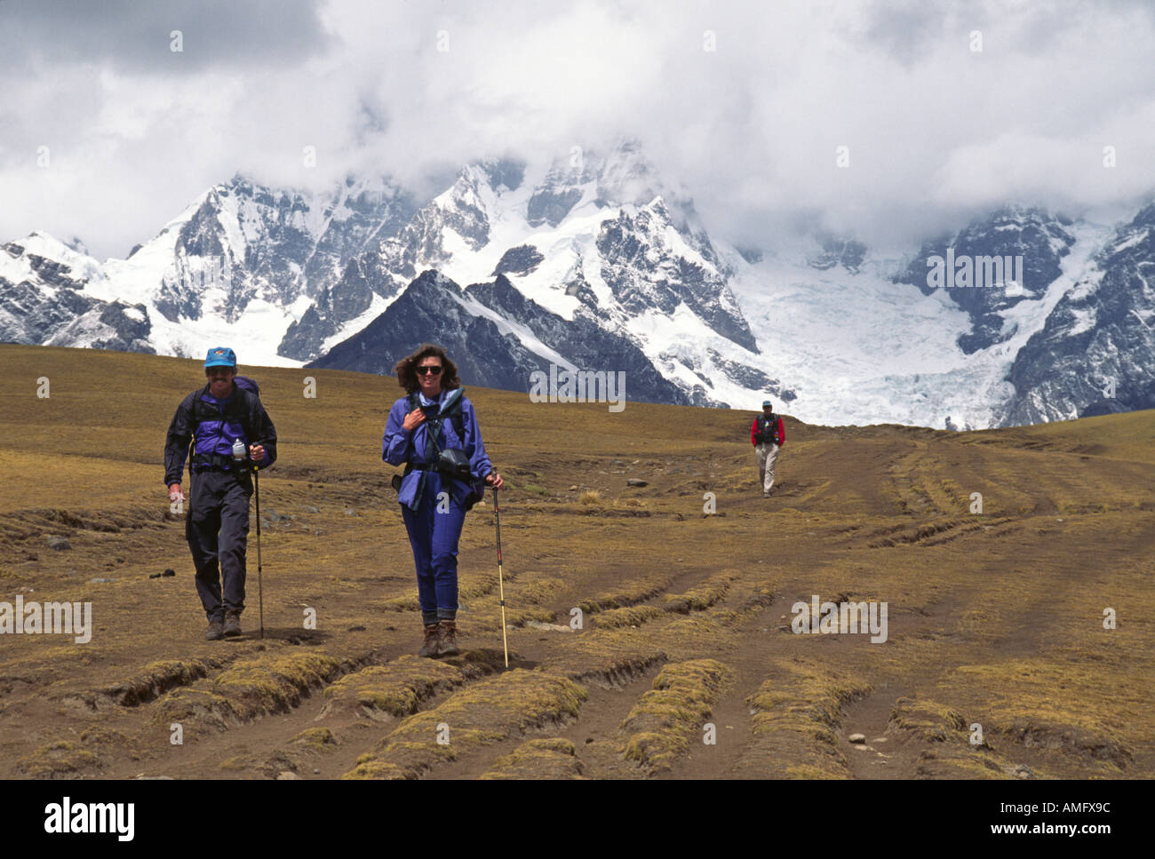 Gli escursionisti in alto ALTIPLANO scompaiono di fronte NEVADO AUZANGATE CIRCUITO 20 900 ft Ande peruviane Foto Stock