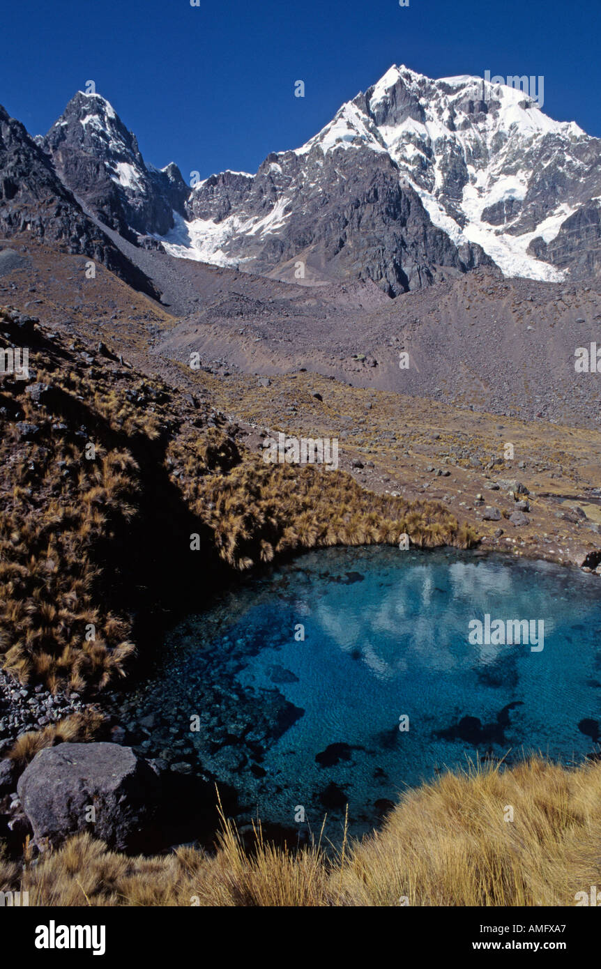 Uno dei sacri piscine blu riflette NEVADO AUZANGATE S north face Ande peruviane Foto Stock