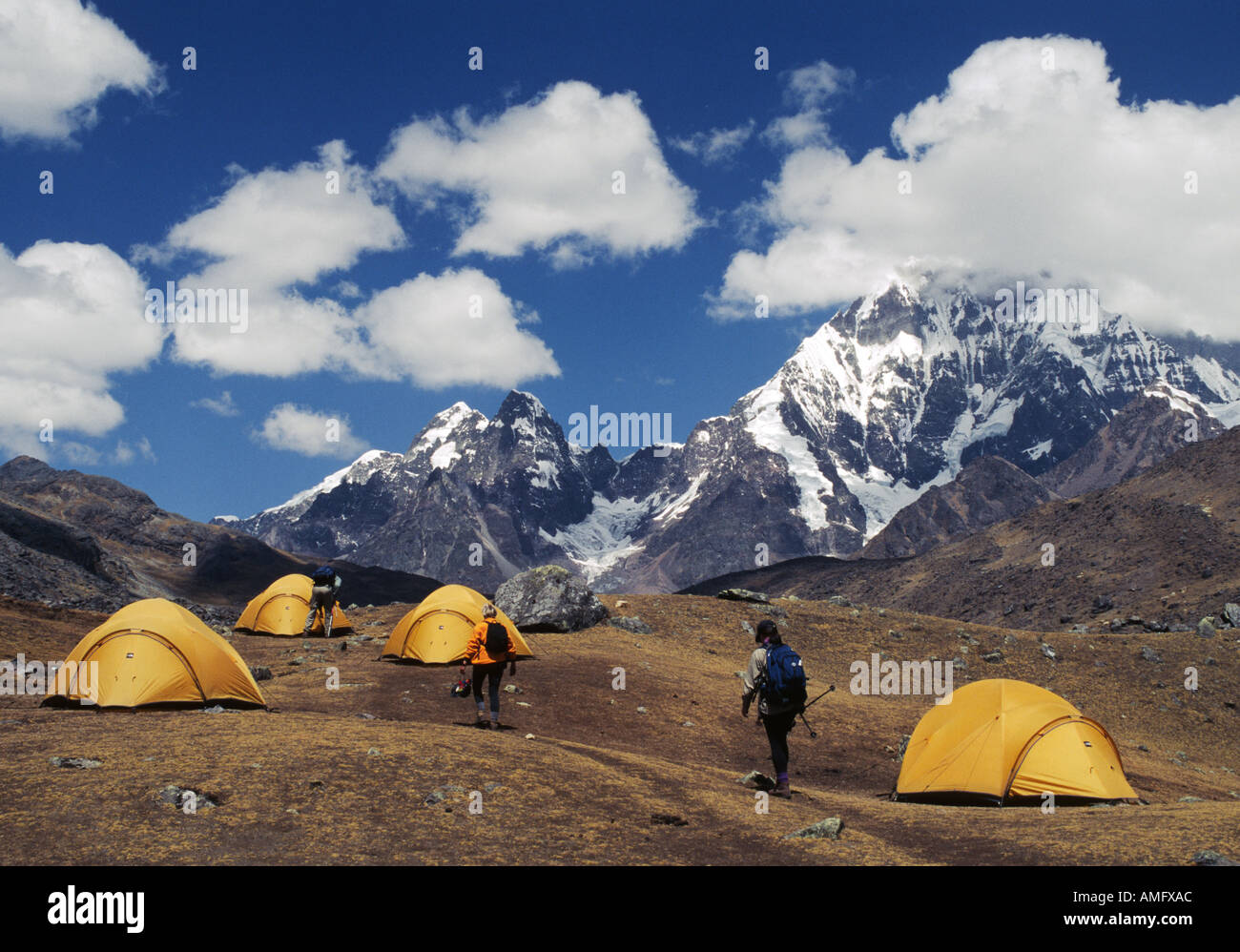 Camping sul Nevado AUZANGATE circuito al di sotto del picco di possenti Ande peruviane Foto Stock