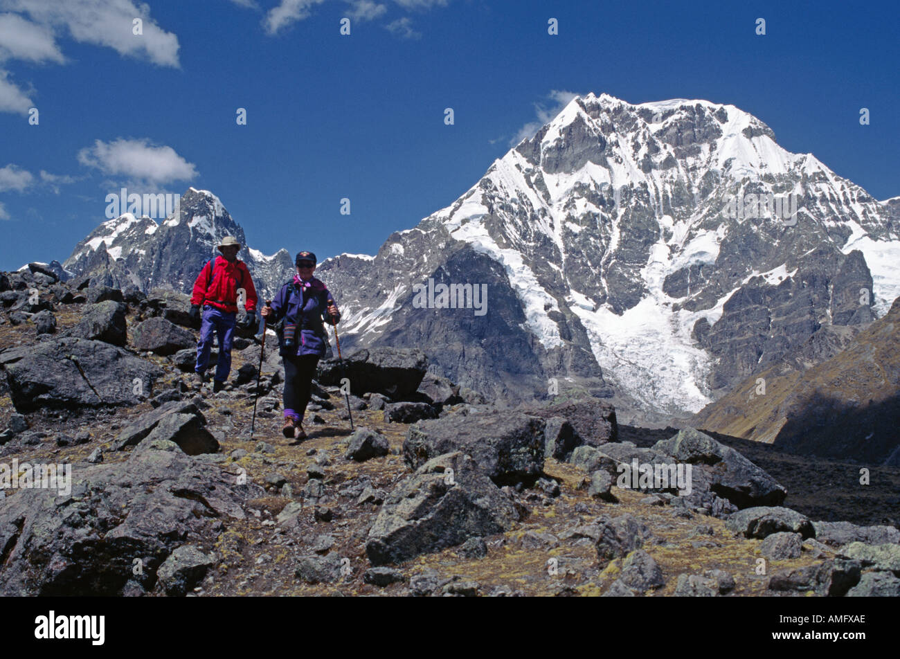 Gli escursionisti sono sopraffatte da NEVADO AUZANGATE Ande peruviane Foto Stock