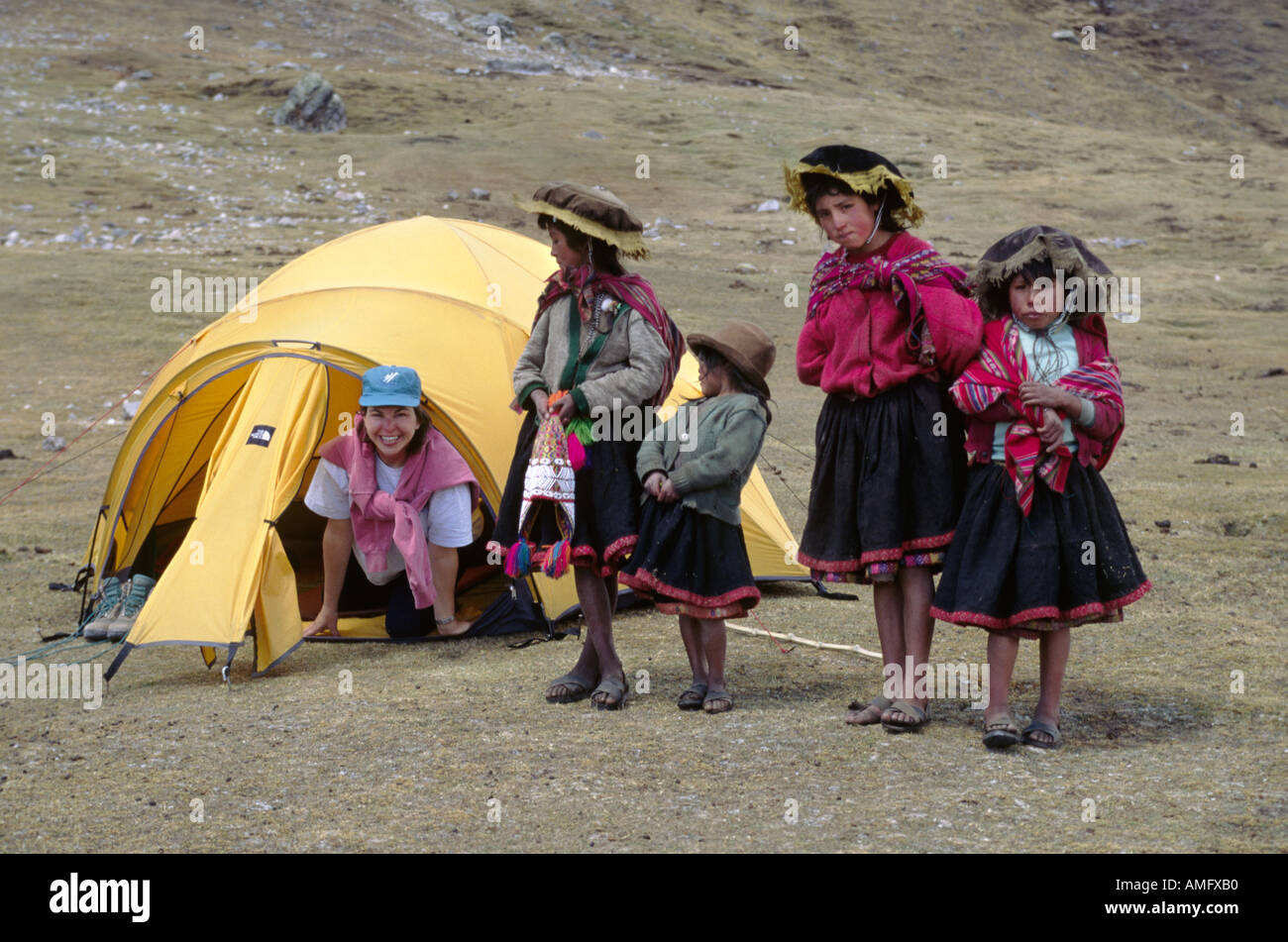 Local quechua ragazze visitare un trekker nella sua tenda AUZANGATE TREK Ande peruviane Foto Stock