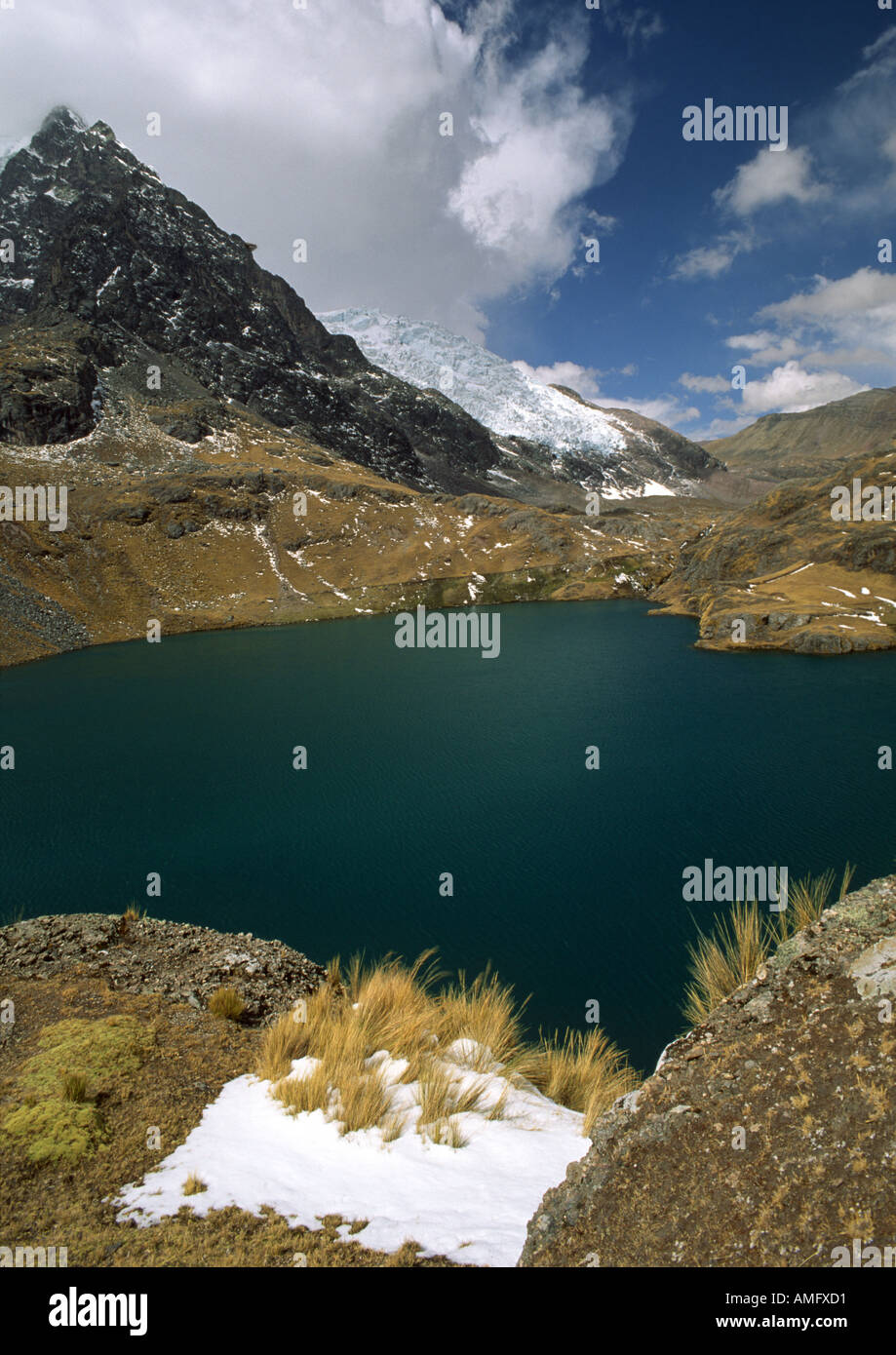 Le acque turchesi della laguna UCHAY PUCACOCHA AUZANGATE S cresta occidentale Ande peruviane Foto Stock