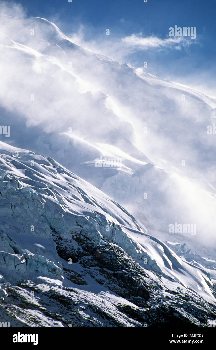 Il vento urla fuori da un ghiacciaio sul AUZANGATE S cresta meridionale Ande peruviane Foto Stock
