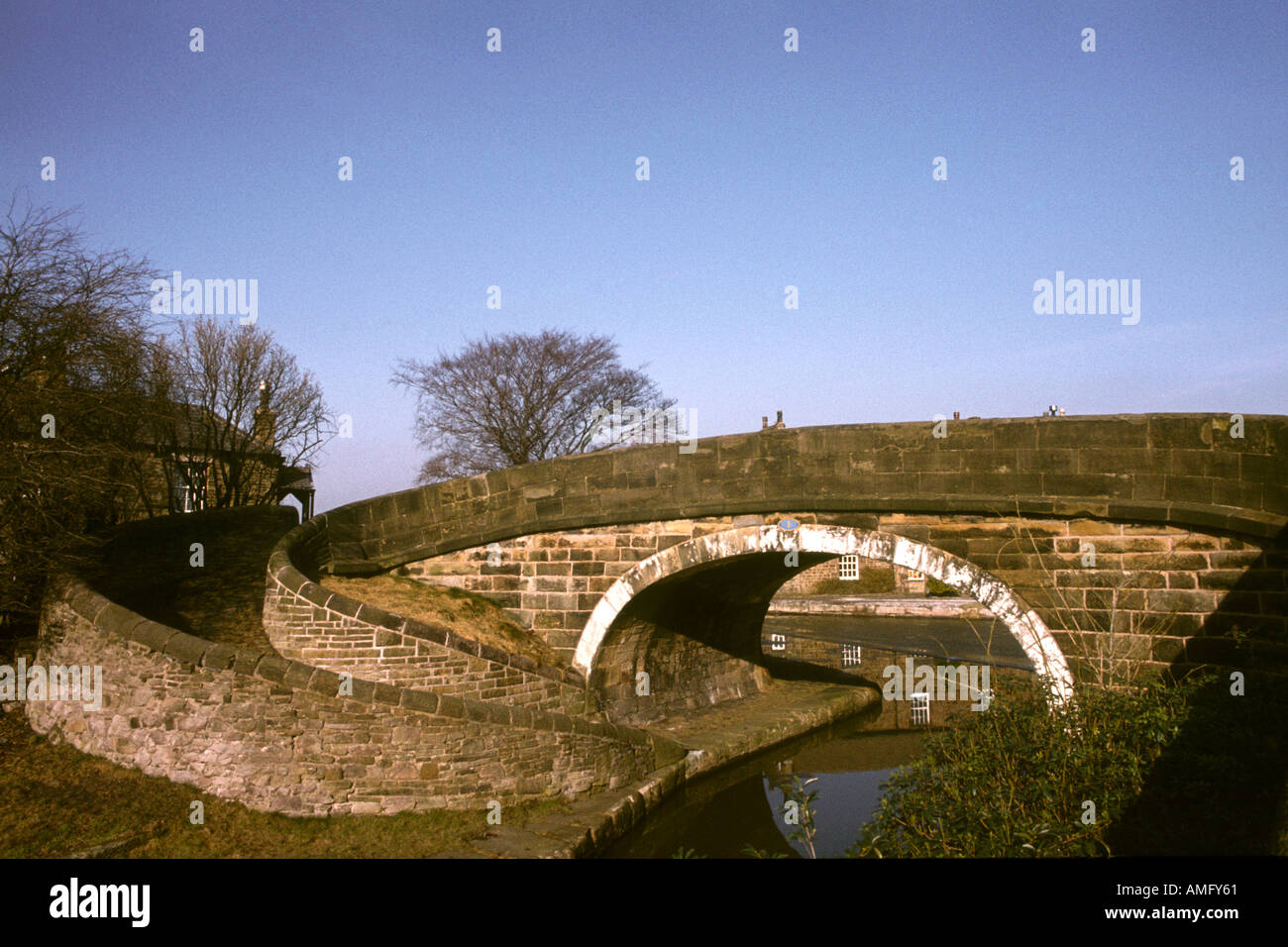 Cheshire Marple ponte sopra il canale a Macclesfield per consentire i cavalli ai lati trasversali Foto Stock