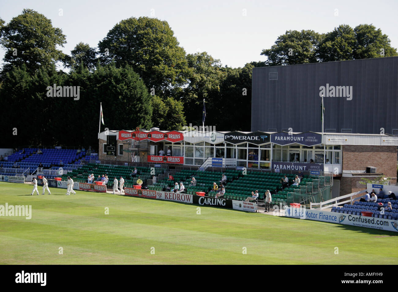 Il Cricketers camminando sul campo di gioco dal padiglione, Glamorgan County Cricket Club, Sophia Gardens, Cardiff Wales, Regno Unito Foto Stock