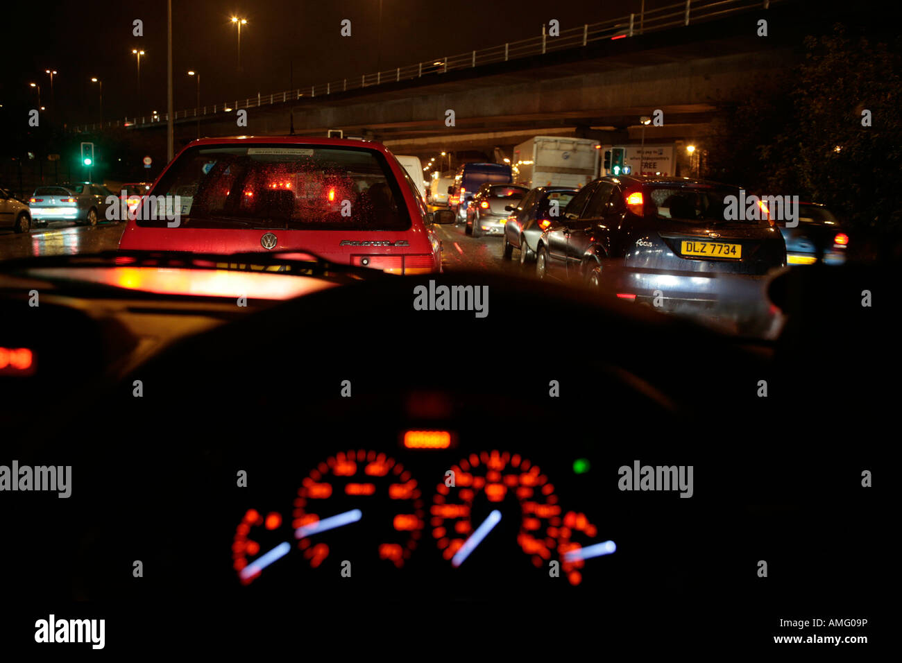 Coda di traffico paraurti a paraurti di notte si avvicinano Belfast City Centre Foto Stock