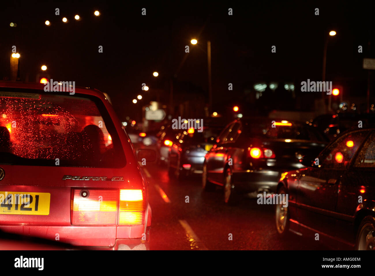 Coda di traffico di notte si avvicinano Belfast City Centre Foto Stock