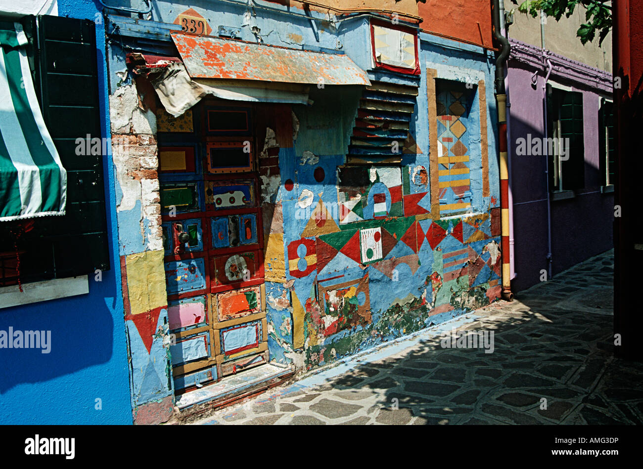 Colorato multi colore parete dipinta di edificio, Burano Venezia Italia Foto Stock