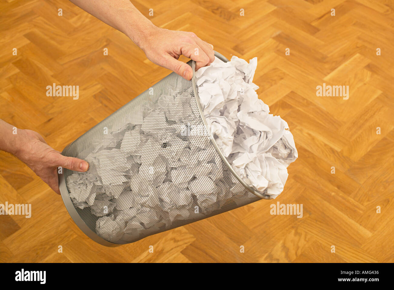 Frustrato uomo gettando cestino della carta straccia in ufficio in
