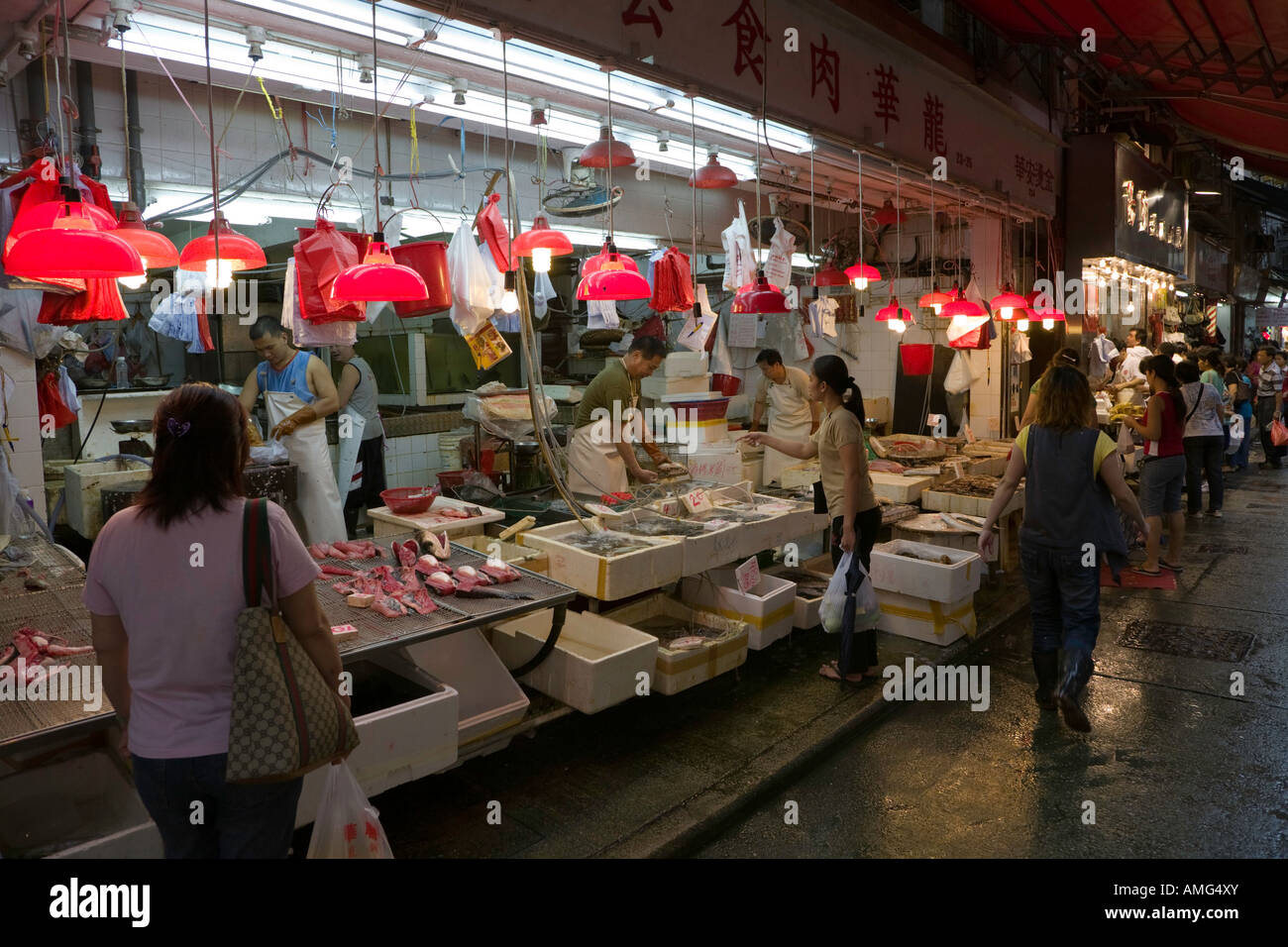 Un pescivendolo la vendita di pesce fresco a Wan Chai market Hong Kong Foto Stock
