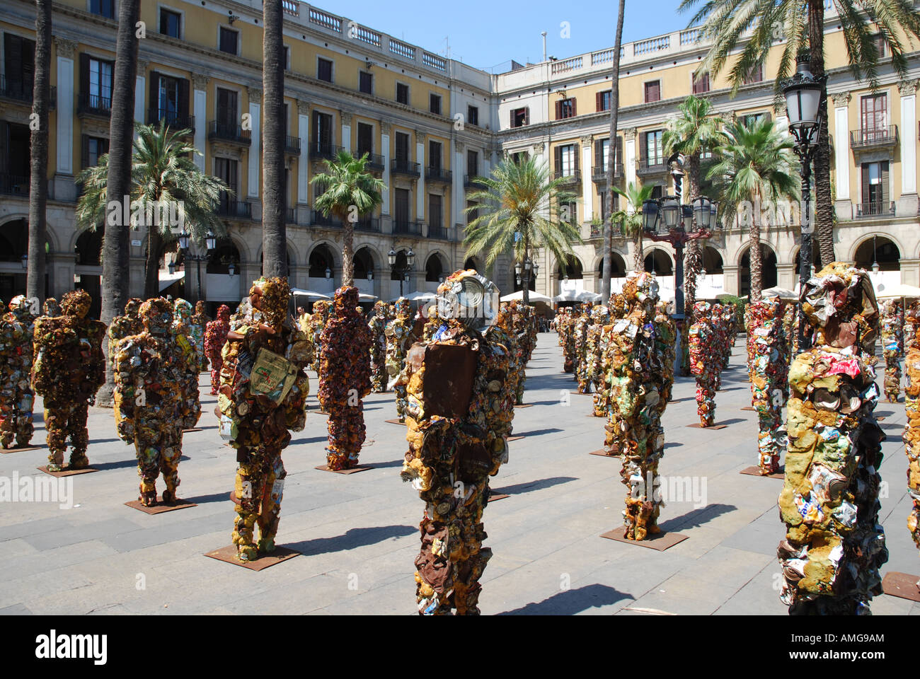 Cestino di esposizione di persone a Placa Reial Barcellona Spagna Foto Stock