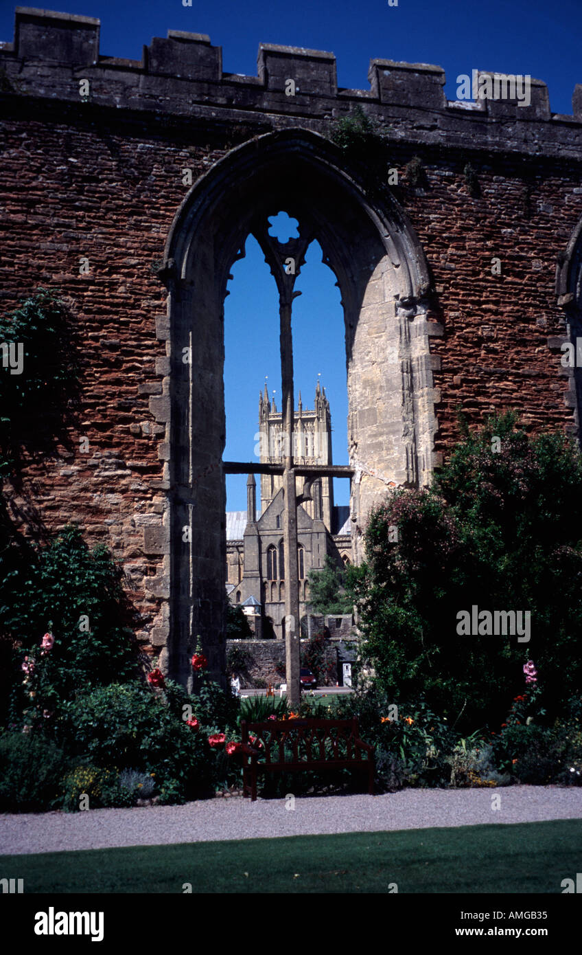 Una finestra nel muro medievale grande hall con la Cattedrale di Wells in background vescovi nei giardini del palazzo wells somerset England Regno Unito Foto Stock